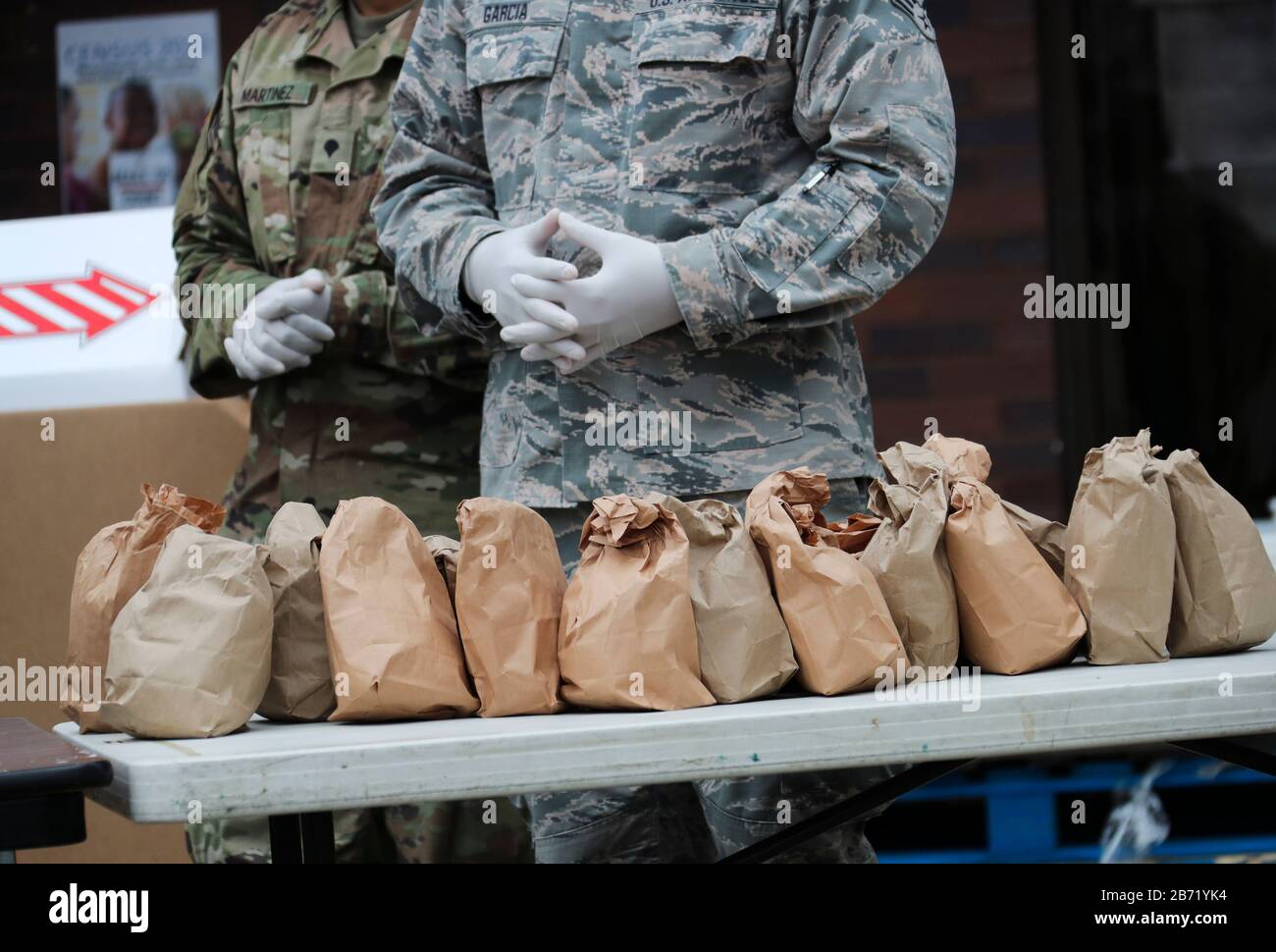 New York, Stati Uniti. 12th Mar, 2020. I membri della Guardia Nazionale distribuiscono cibo a residenti qualificati vicino all'area di contenimento nel raggio di un miglio a New Rochelle, nello Stato di New York, negli Stati Uniti, il 12 marzo 2020. Lo stato statunitense di New York ha istituito una cosiddetta "area di contenimento" in un hotspot COVID-19 giovedì, con truppe della Guardia Nazionale spedite in loco per pulire le superfici e consegnare il cibo a persone in quarantena. Credito: Wang Ying/Xinhua/Alamy Live News Foto Stock