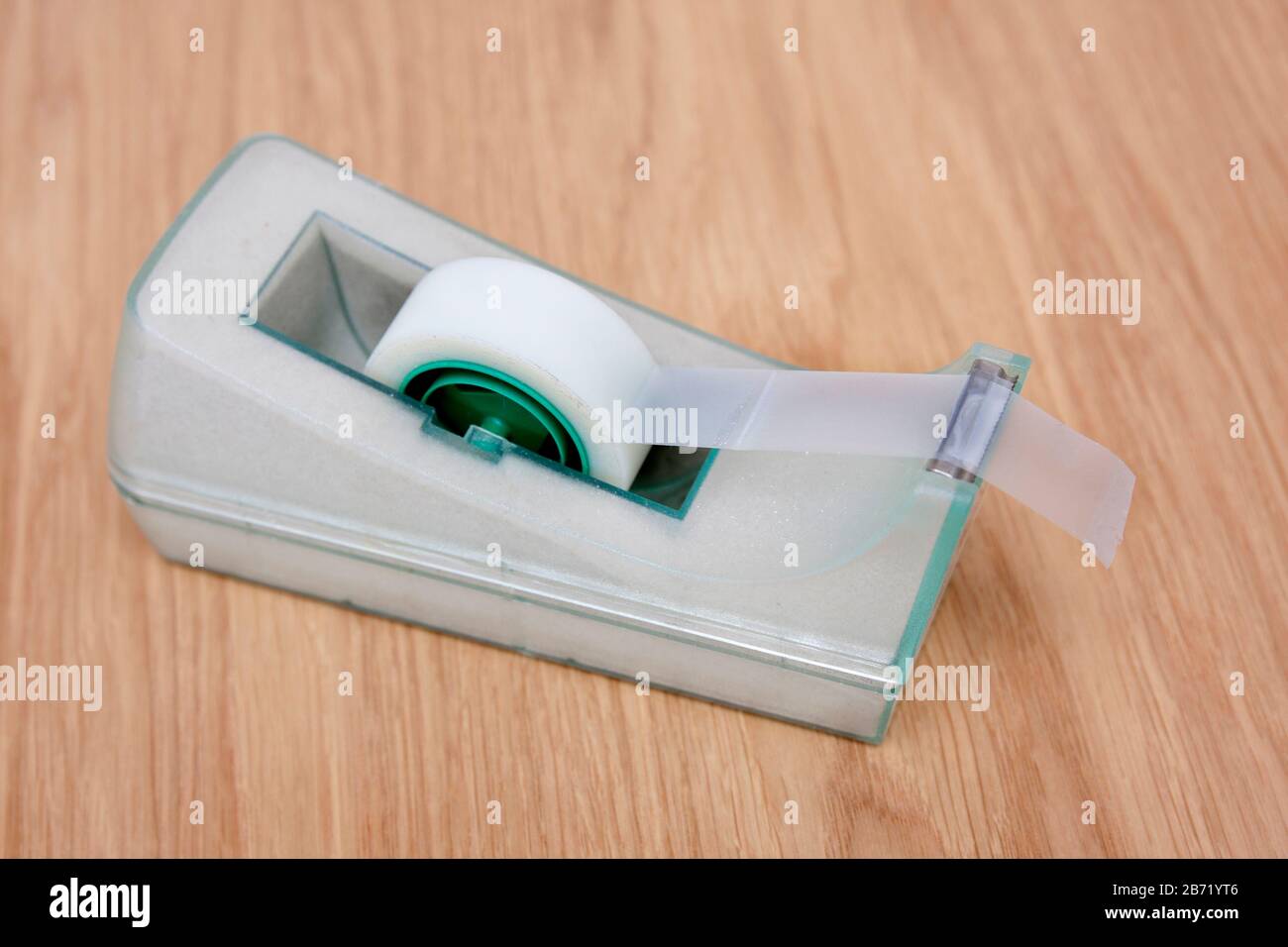 rotolo di nastro adesivo sul dispenser Foto Stock