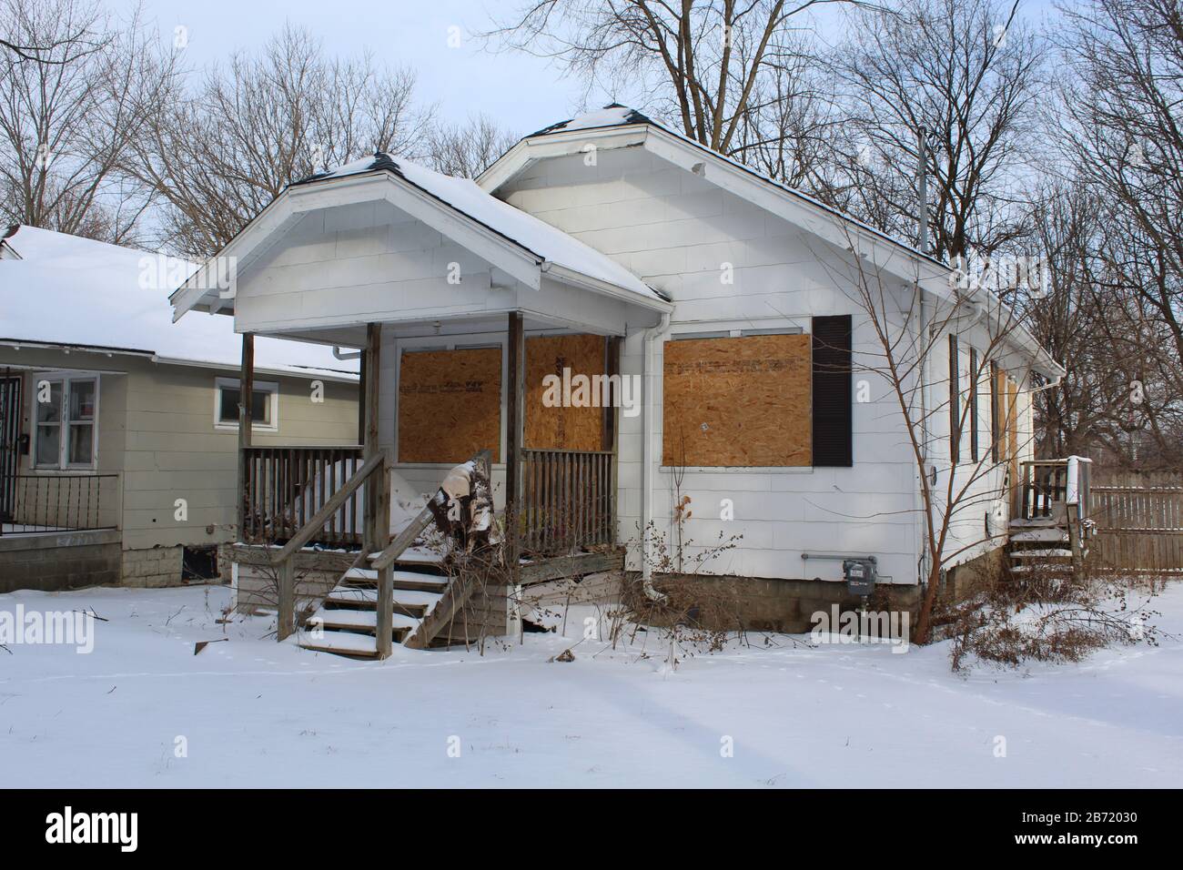 Abanded Flint, Michigan bungalow in inverno Foto Stock