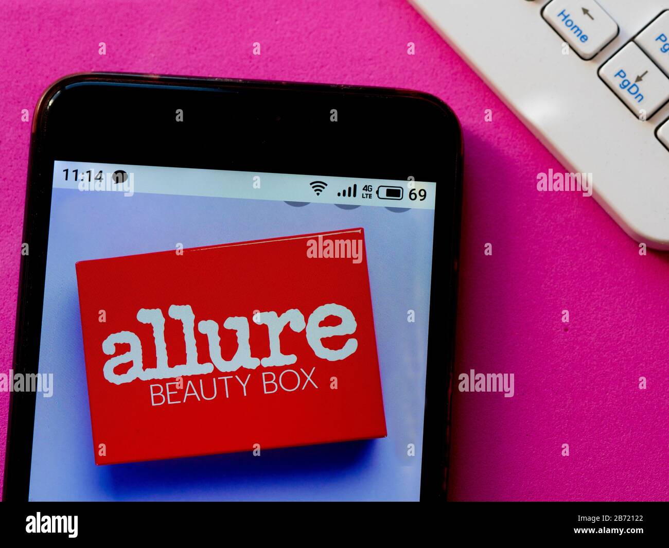 In questa illustrazione della foto, il logo Allure Beauty Box viene visualizzato su uno smartphone. Foto Stock
