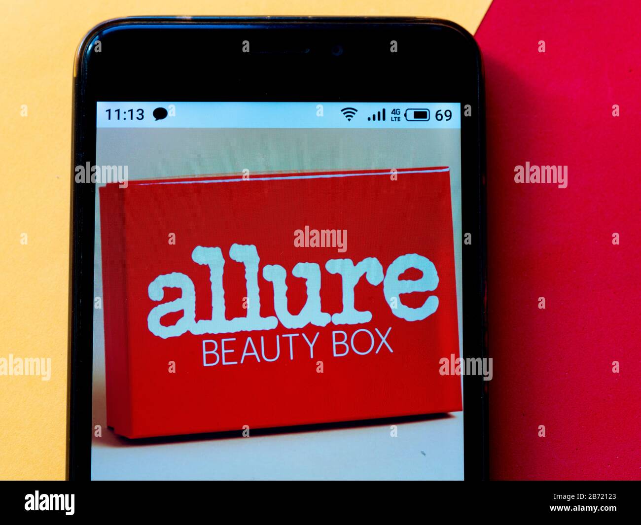 In questa illustrazione della foto, il logo Allure Beauty Box viene visualizzato su uno smartphone. Foto Stock
