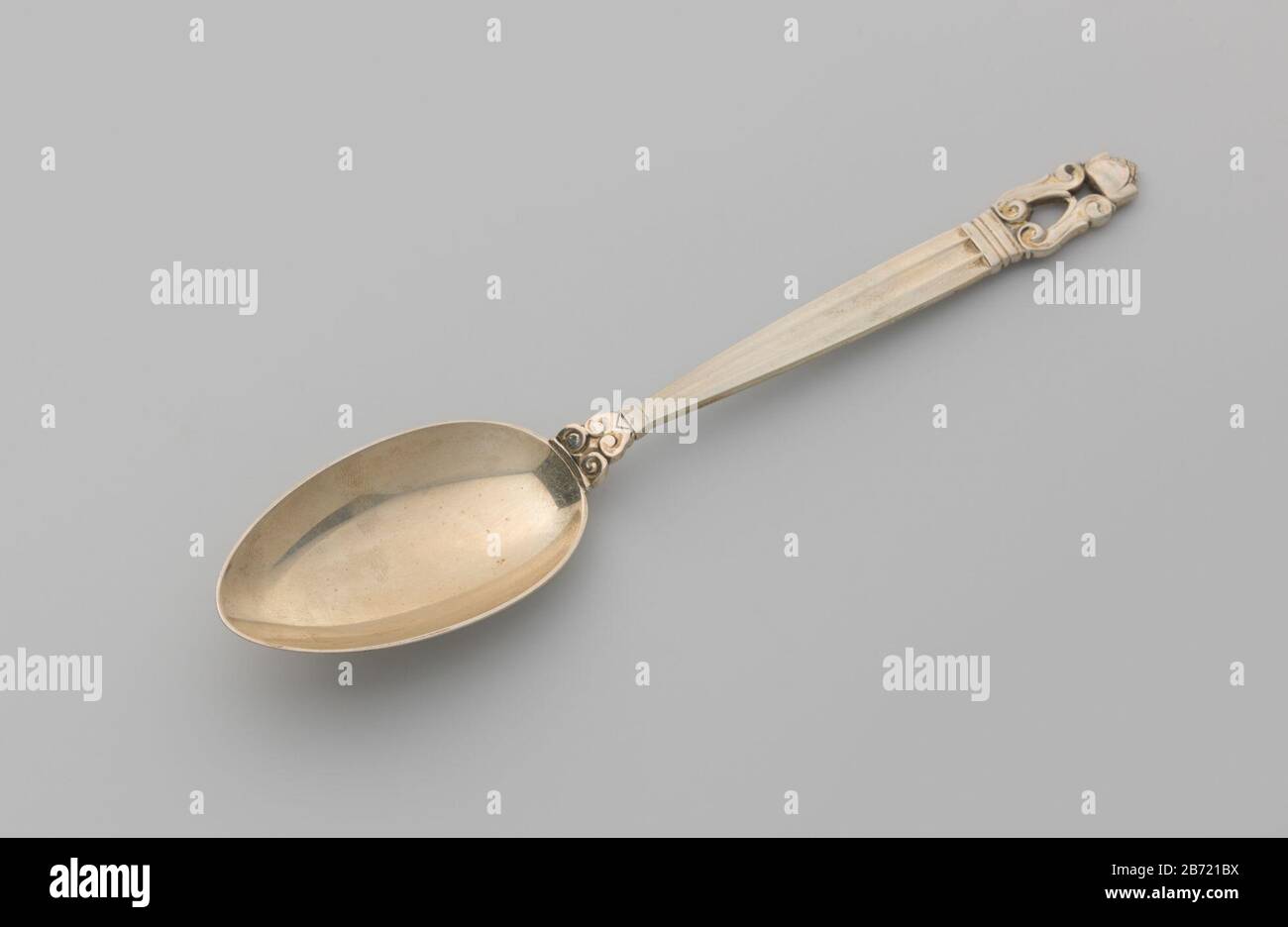 Lepel van zilver Lepel van zilver ha incontrato eivormige bak, modello 'Konge'. De zich verbredende gecanneleerde acciaio wordt bekroond door een motief van S-voluten Foto Stock