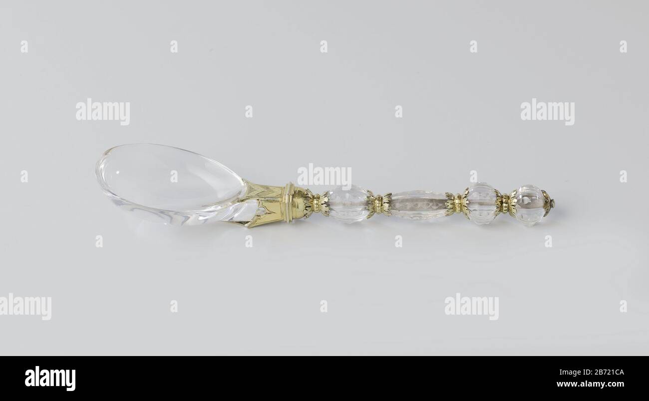 Lepel van geslepen bergkristal met verguld zilver Lepel van een tafelbestek bestaande uit mes, vork en lepel, van geslepen bergkristal, in geledingen gemonteerd op dubbele, versierde verguld zilveren rozetten. Produttore : anoniemPlats fabbricante: Freiburg Appuntamenti: 1600 - 1650 Materiale: Zilver bergkristal dimensioni: H 16,5 cm. Foto Stock