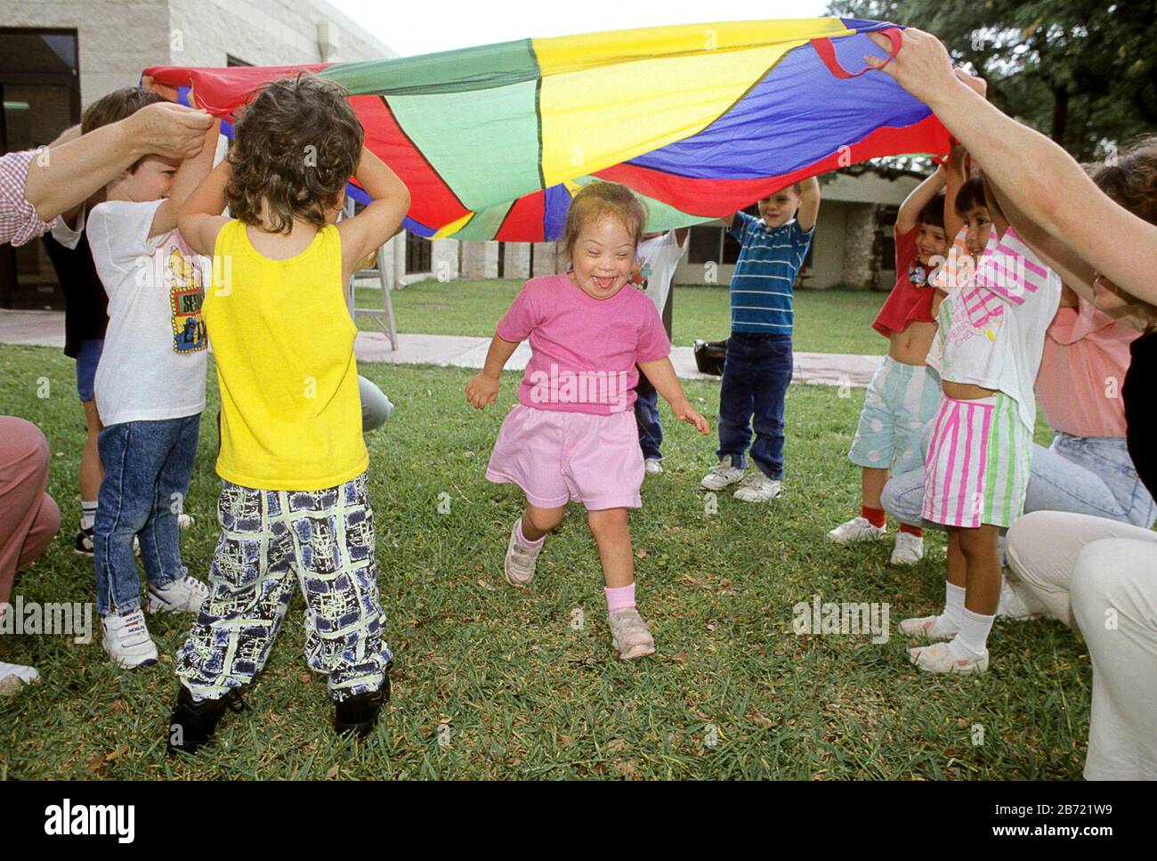 Austin Texas USA: Bambini disabili di tre - cinque anni in gioco supervisti da terapista professionale per migliorare il loro sviluppo lordo di abilità motoria. SIGNOR ©Bob Daemmrich Foto Stock