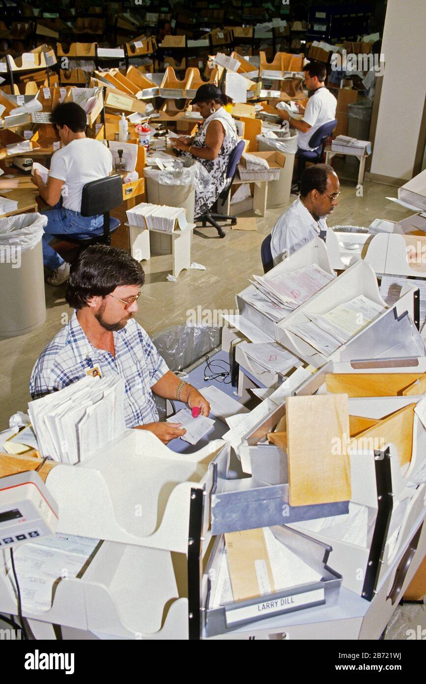 Austin, Texas USA, 1987: I dipendenti del servizio IRS (Internal Revenue Service) hanno reso le imposte su carta aperta inviate per posta presso un grande centro servizi IRS regionale. .©Bob Daemmrich/ Foto Stock