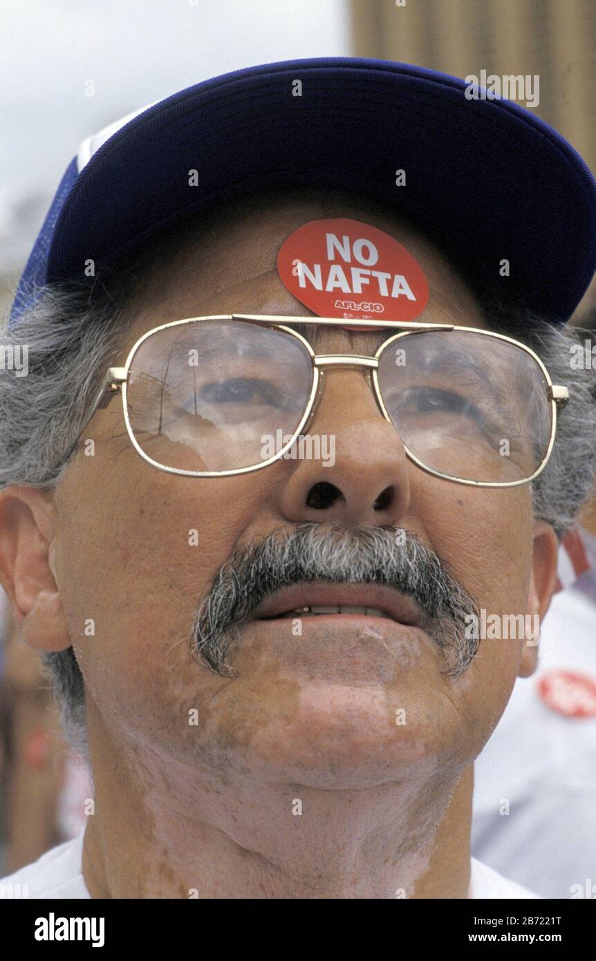 Austin, Texas 1993: Un lavoratore indossa un adesivo No al NAFTA sulla fronte durante un raduno organizzato dai sindacati contro il proposto accordo di libero scambio nordamericano. ©Bob Daemmrich Foto Stock