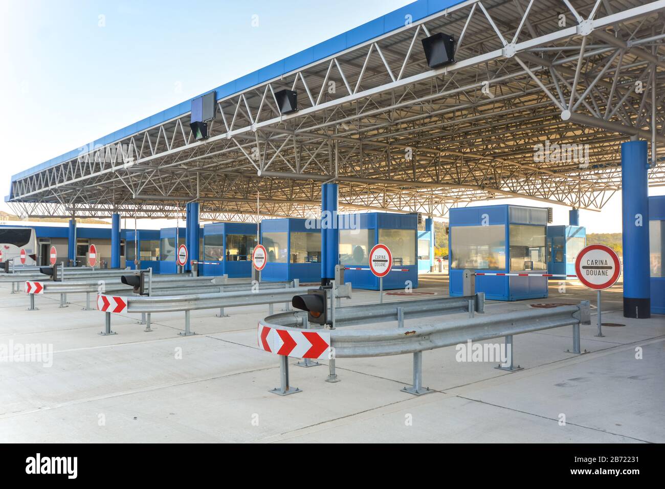Attraversamento di frontiera vuoto a Ivanica tra Bosnia Erzegovina e Croazia. Foto Stock