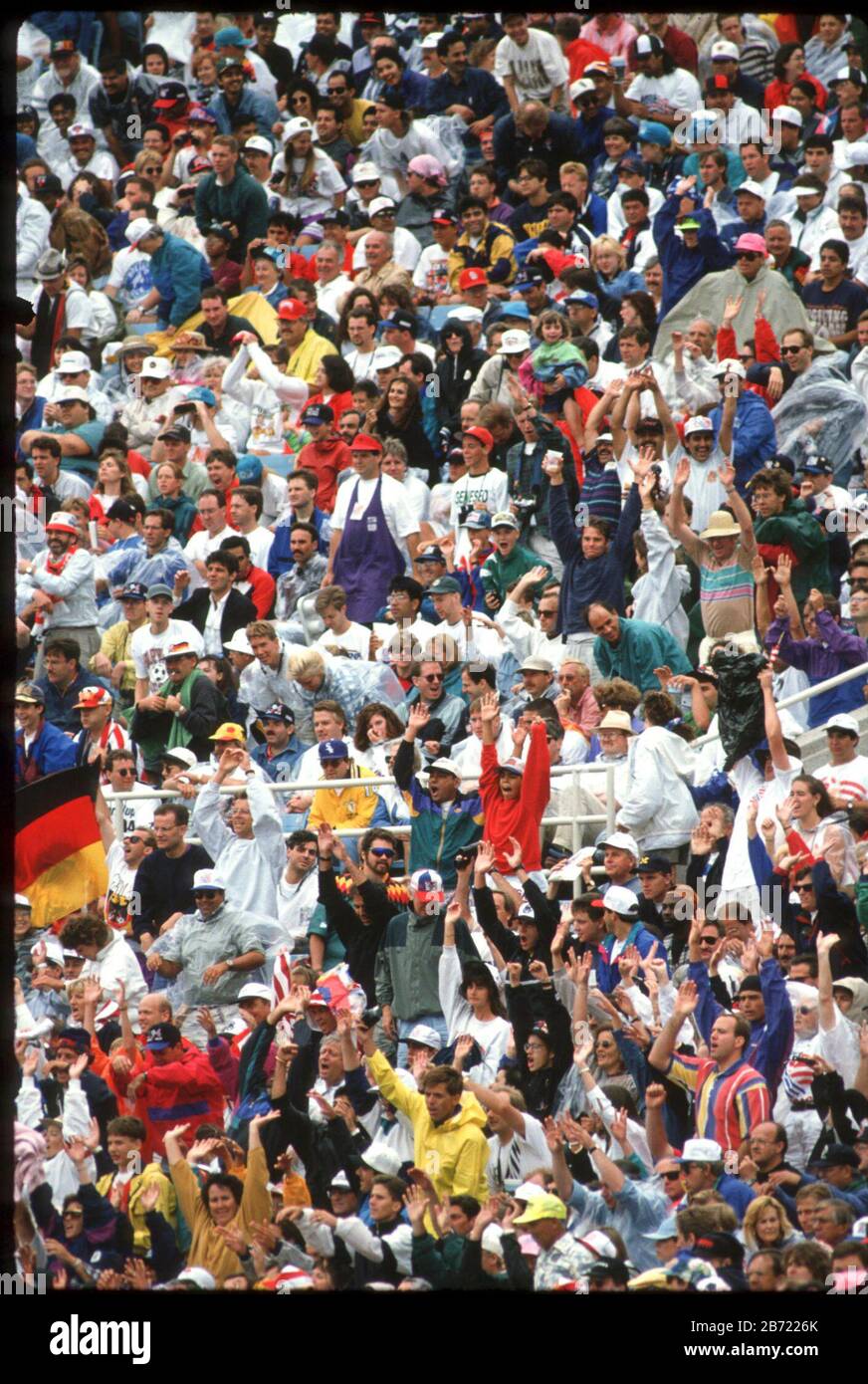 Chicago Illinois USA, 1994: I fan del Soldier Field fanno l'onda durante una partita di calcio/calcio della Coppa del mondo FIFA tra Germania e Belgio. ©Bob Daemmrich Foto Stock