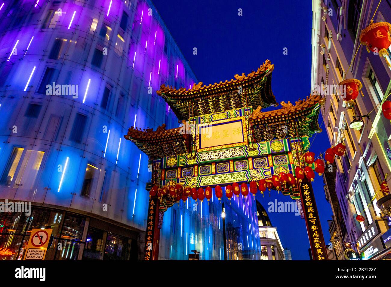 Colorato stile orientale porta a Chinatown di notte, Londra, Regno Unito Foto Stock