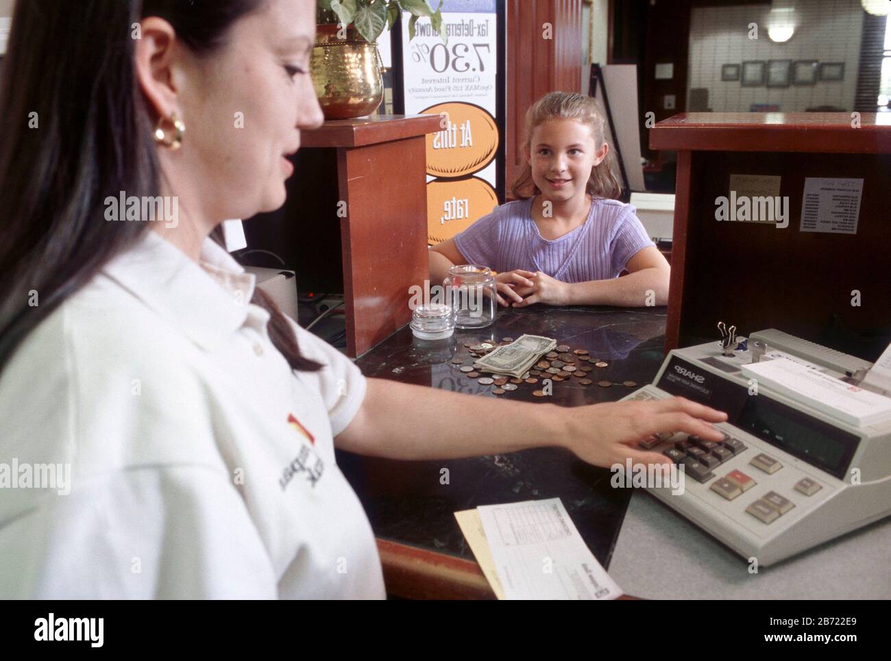 Austin, Texas: Ragazza di 10 anni apre il conto bancario dei bambini presso la banca della filiale. ©Bob Daemmrich Foto Stock