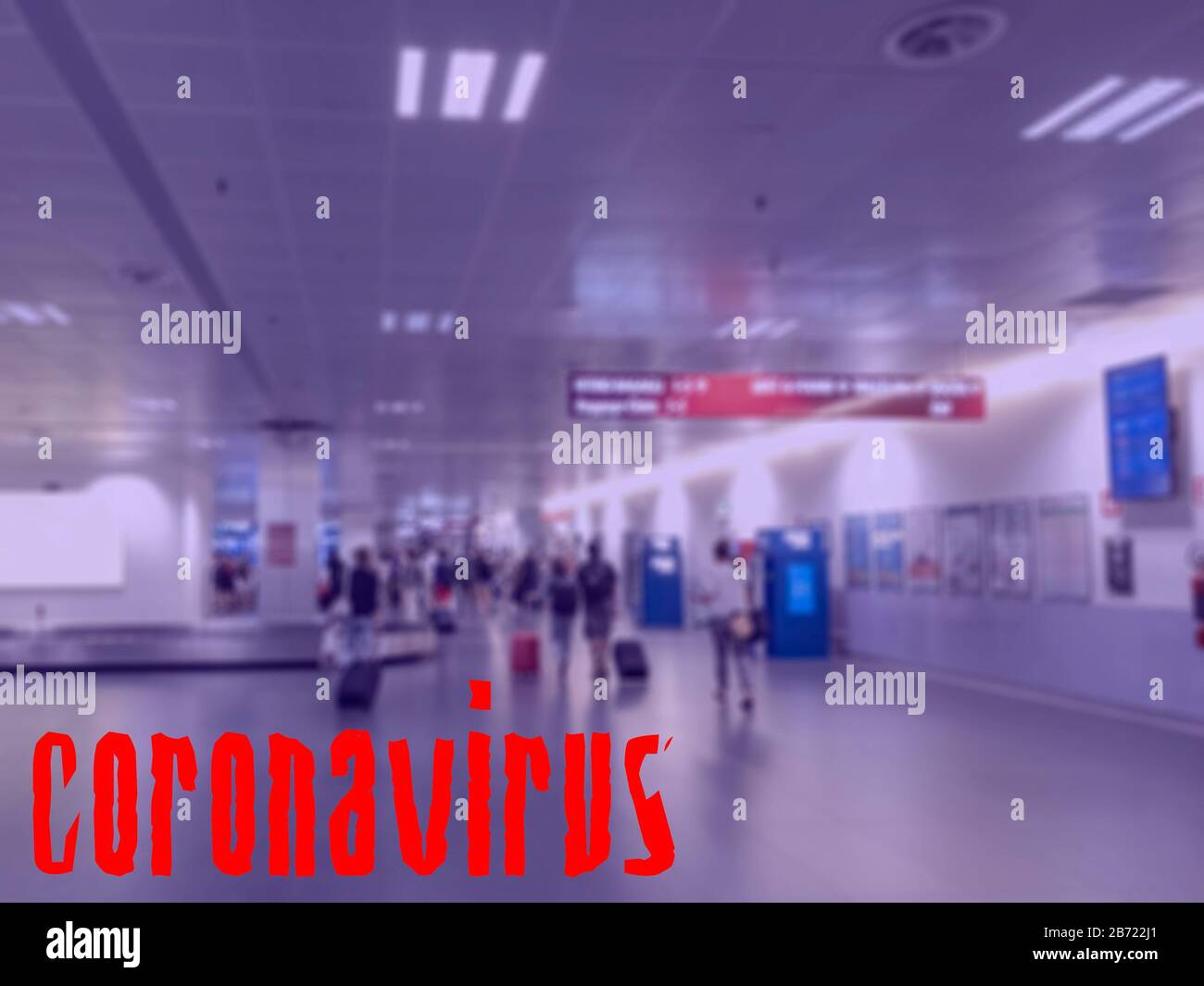 Passeggeri dell'aeroporto NO Fly COVID-19 concetto di epidemia mondiale. Folla disfocusa con bagagli nell'area degli arrivi, con titolo di coronavirus. Foto Stock