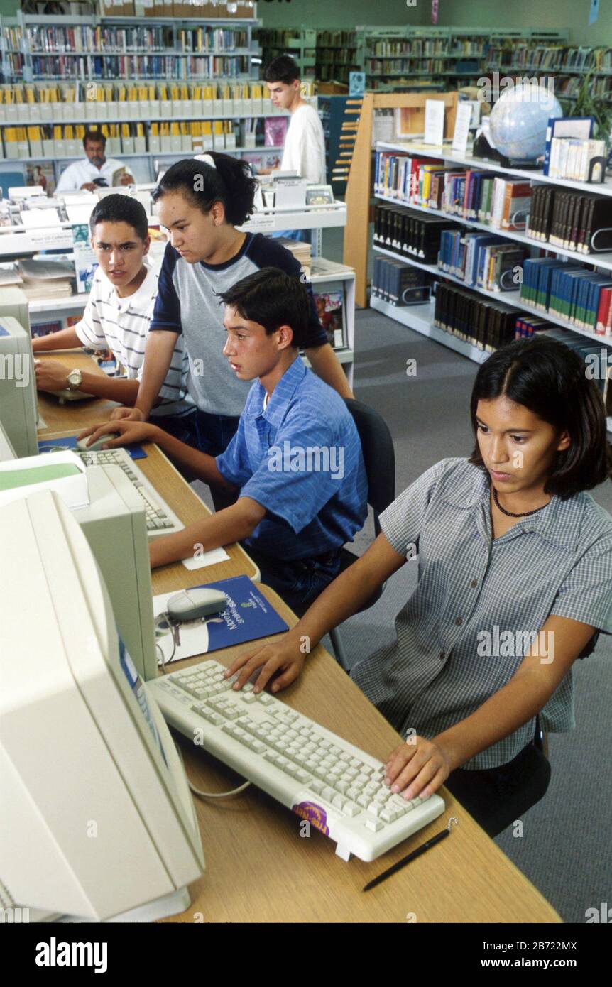 Austin, Texas USA: Gli adolescenti ispanici usano i computer in biblioteca pubblica per fare ricerche per il progetto scolastico MR ©Bob Daemmrich Foto Stock