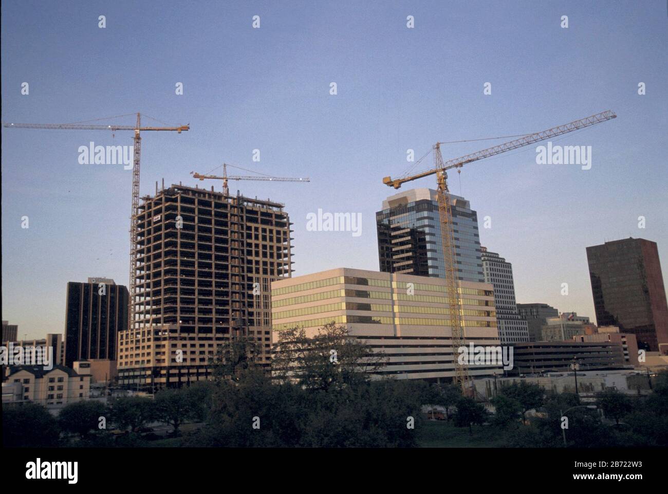 Austin, Texas USA, marzo 2001: Le gru si trovano in città per lavori di costruzione di edifici commerciali. Marzo 2001 ©Bob Daemmrich Foto Stock