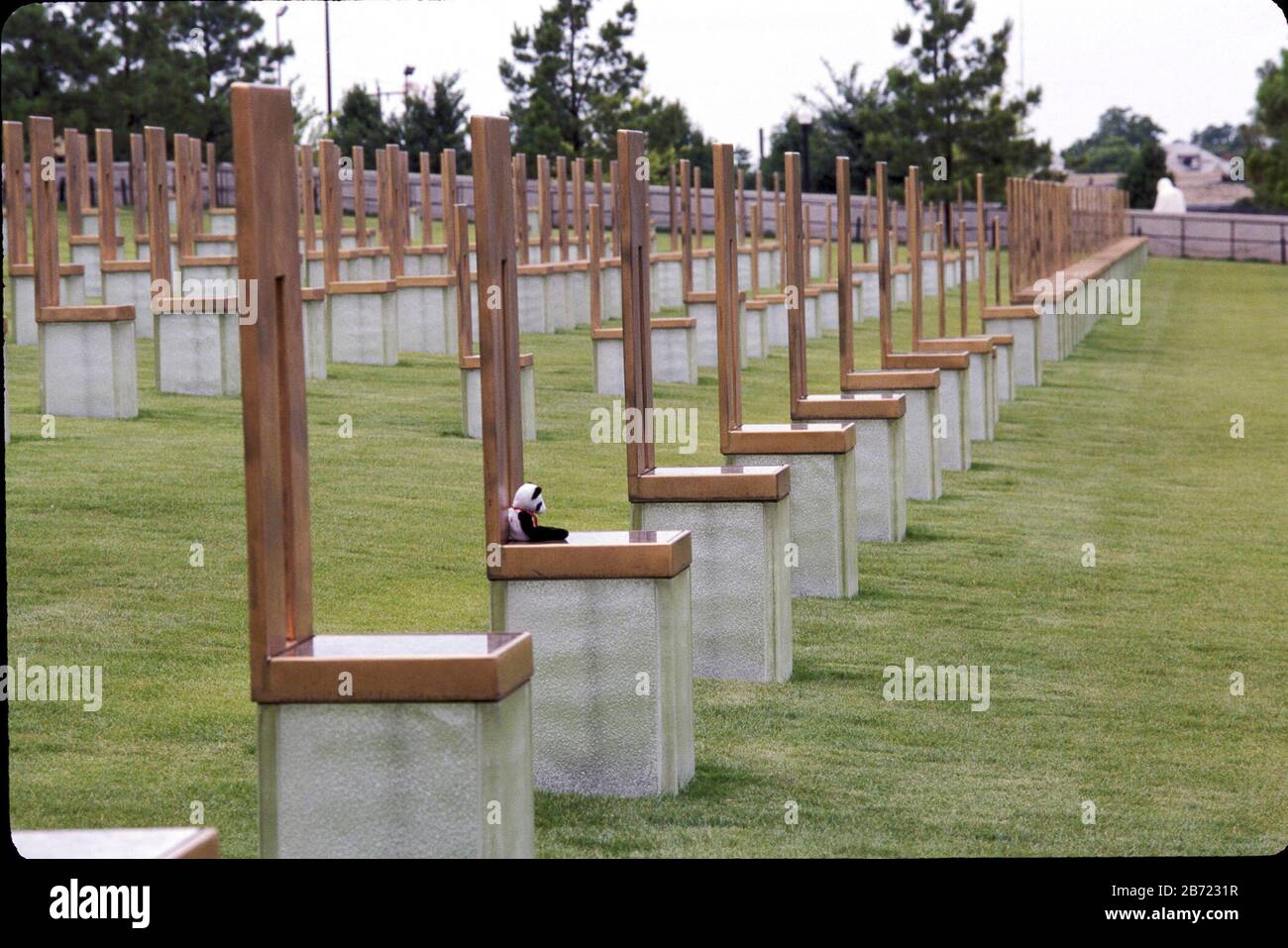 Oklahoma City, Oklahoma: Murrah Federal Building Bombing Site Memorial. 168 sedie 'galleggianti', commemoranti le vittime dell'attacco, sono state collocate secondo il piano su cui la persona ha lavorato. Luglio 2001 ©Bob Daemmrich Foto Stock