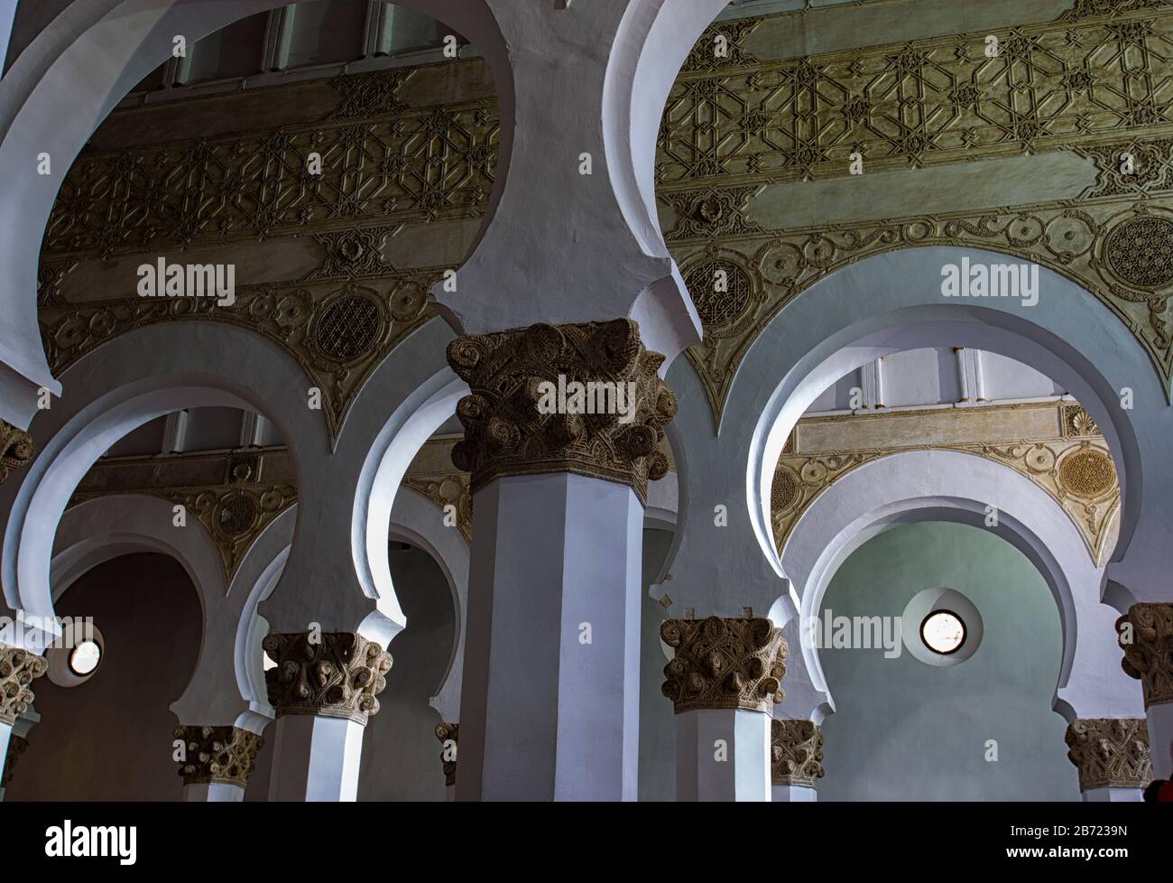 Archi Mudejar all'interno della sinagoga di Santa Maria la Blanca a Toledo, Spagna. La sinagoga risale al 13 ° secolo. Foto Stock