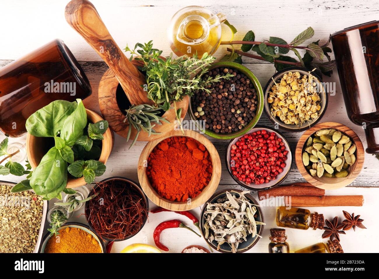 Spezie ed erbe sul tavolo. Cibo e cucina ingredienti a tavola Foto Stock