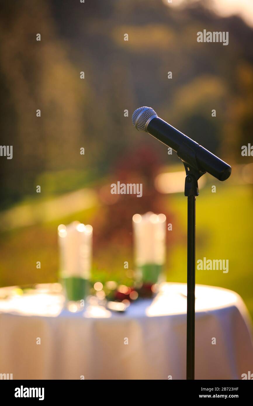 Ambiente all'aperto per matrimoni e un microfono sul supporto per gli annunci Foto Stock
