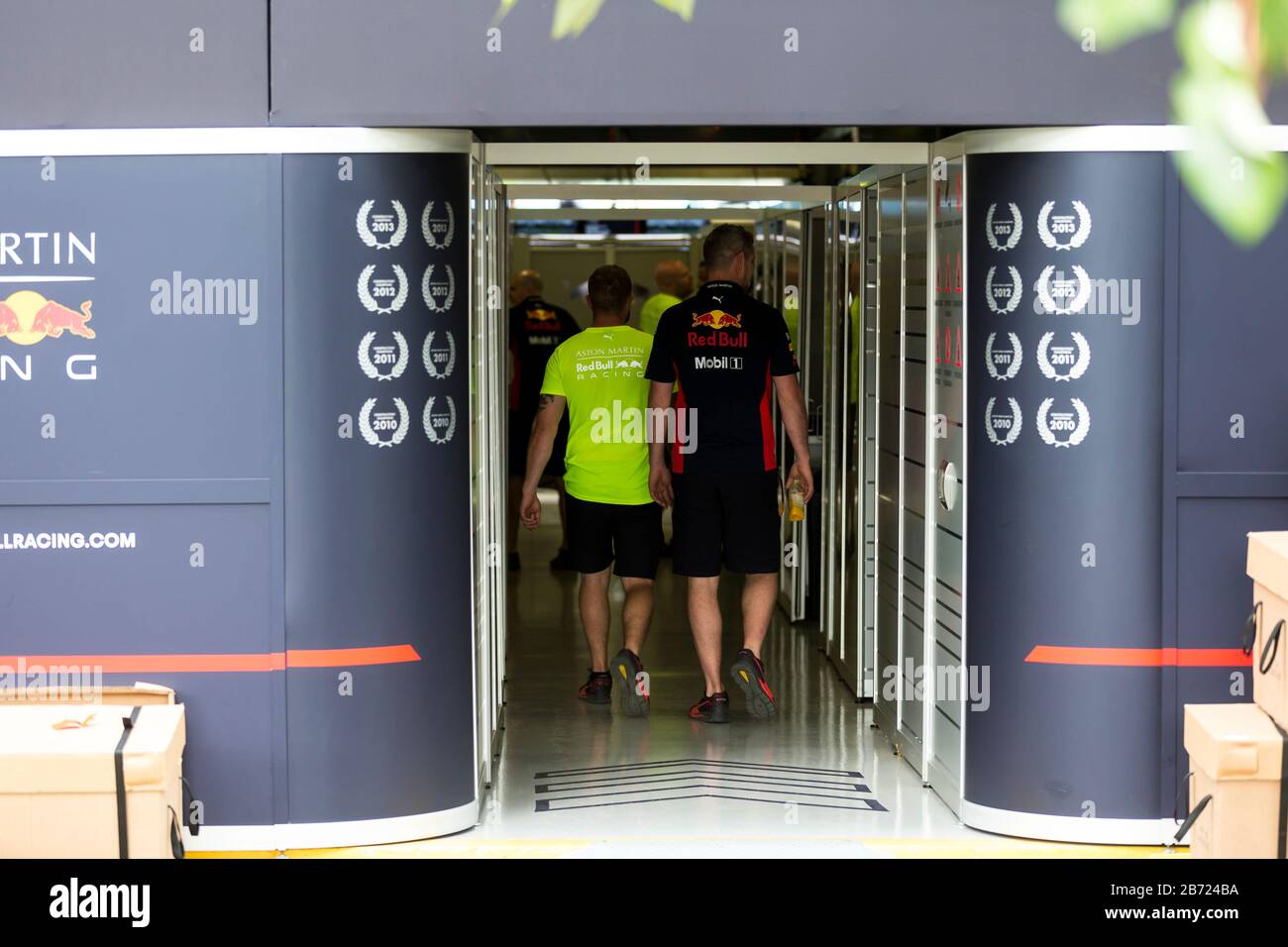 Melbourne, Australia . 13 Marzo 2020. Formula Uno, Gran Premio d'Australia, Practice Day; Red Bull si preparano a mettere in valigia Credit: Action Plus Sports Images/Alamy Live News Foto Stock