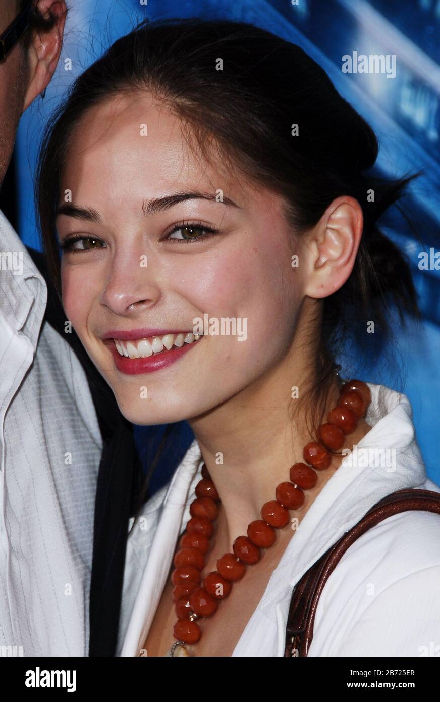 Kristin Kreuk presso la prima di "Poseidon" di Los Angeles tenutasi presso il Grauman's Chinese Theatre di Hollywood, California. L'evento si è svolto mercoledì 10 maggio 2006. Photo by: SBM / PictureLux - All Rights Reserved - file Reference N° 33984-3609SBMPLX Foto Stock
