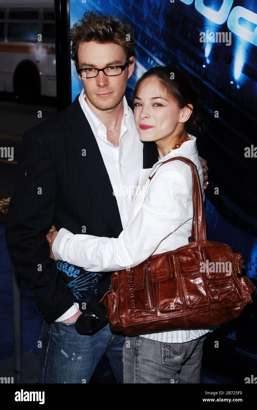 Kristin Kreuk e Il Ragazzo James alla prima di 'Poseidon' di Los Angeles tenutasi al Grauman's Chinese Theatre di Hollywood, CA. L'evento si è svolto mercoledì 10 maggio 2006. Photo by: SBM / PictureLux - All Rights Reserved - file Reference N° 33984-3605SBMPLX Foto Stock