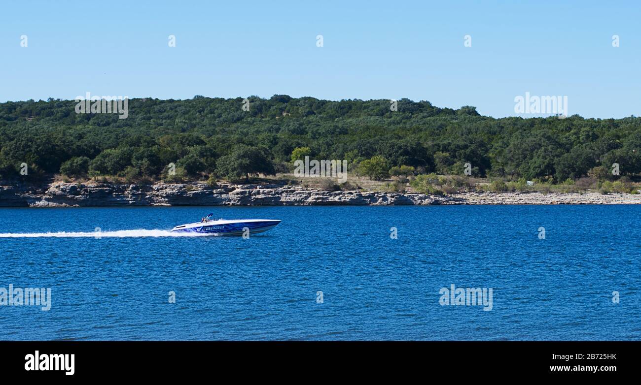 Grande motoscafo sul lago Travis vicino Austin, Texas. Foto Stock