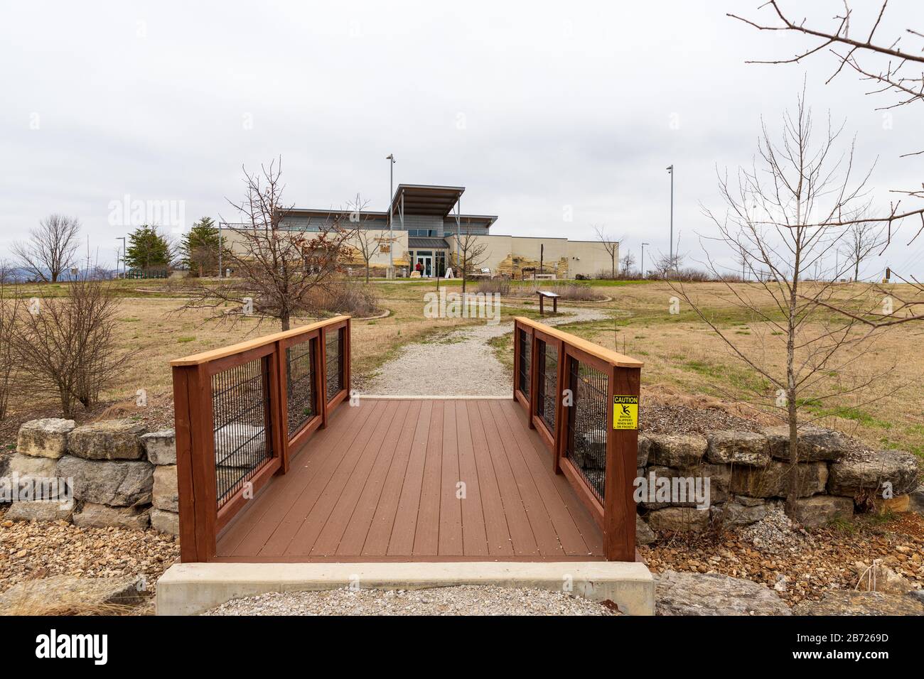 Branson, MO / USA - 10 marzo 2020: Dewey Short Visitor Center vicino alla diga di Table Rock, gestito dal corpo degli ingegneri dell'esercito. Foto Stock