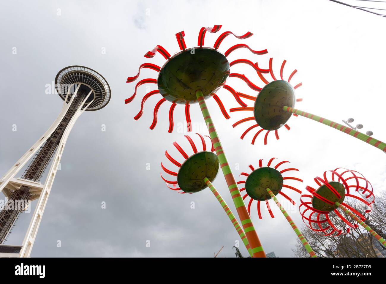 Il Seattle Space Needle rimane aperto al pubblico durante lo scoppio del COVID-19 il 12 marzo 2020. Anche se molte delle attrazioni della città sono state chiuse in base al divieto del governatore Jay Inslee di riunirsi nel 250, il punto di riferimento più importante della città rimane aperto agli affari. Foto Stock