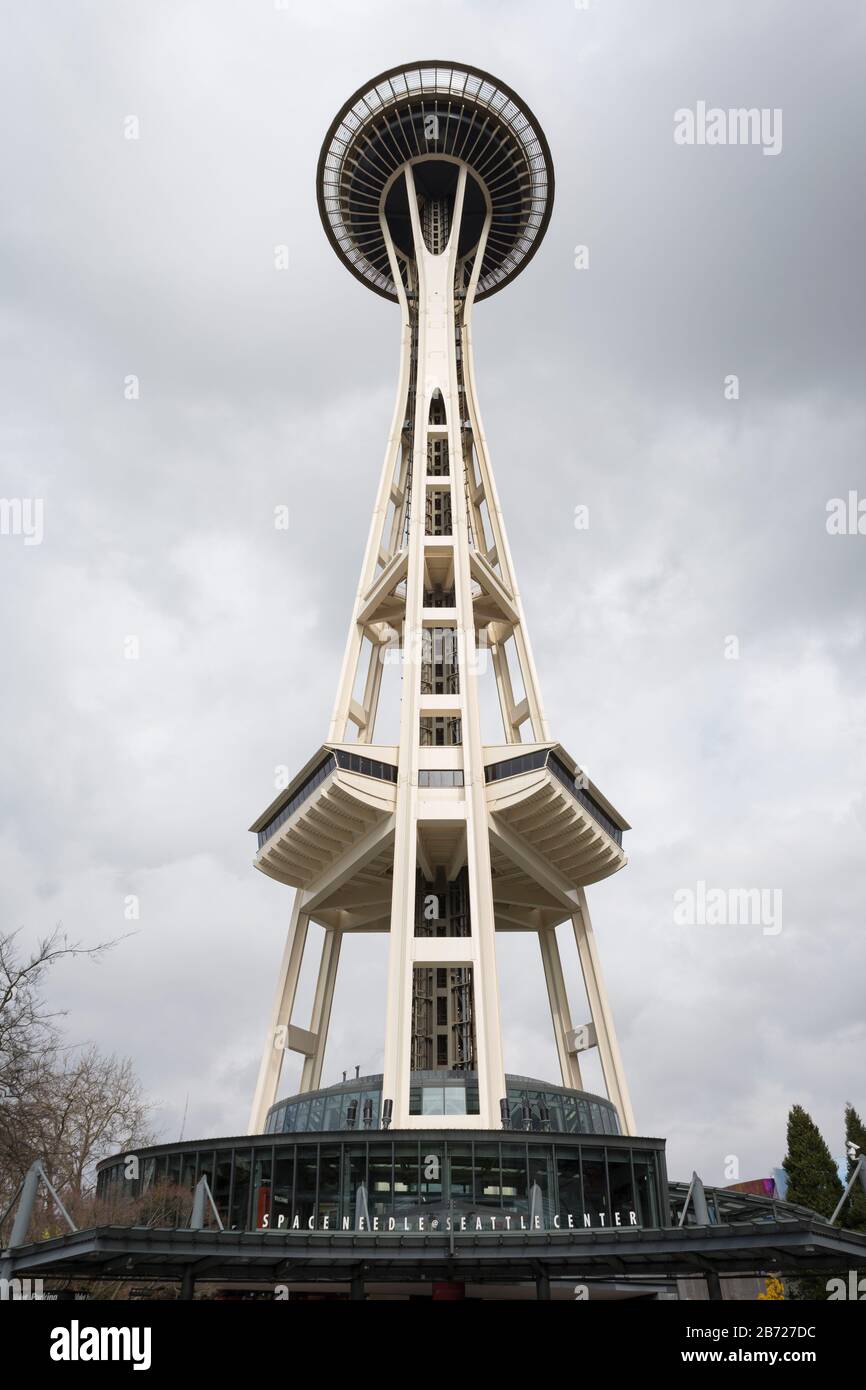 Il Seattle Space Needle rimane aperto al pubblico durante lo scoppio del COVID-19 il 12 marzo 2020. Anche se molte delle attrazioni della città sono state chiuse in base al divieto del governatore Jay Inslee di riunirsi nel 250, il punto di riferimento più importante della città rimane aperto agli affari. Foto Stock