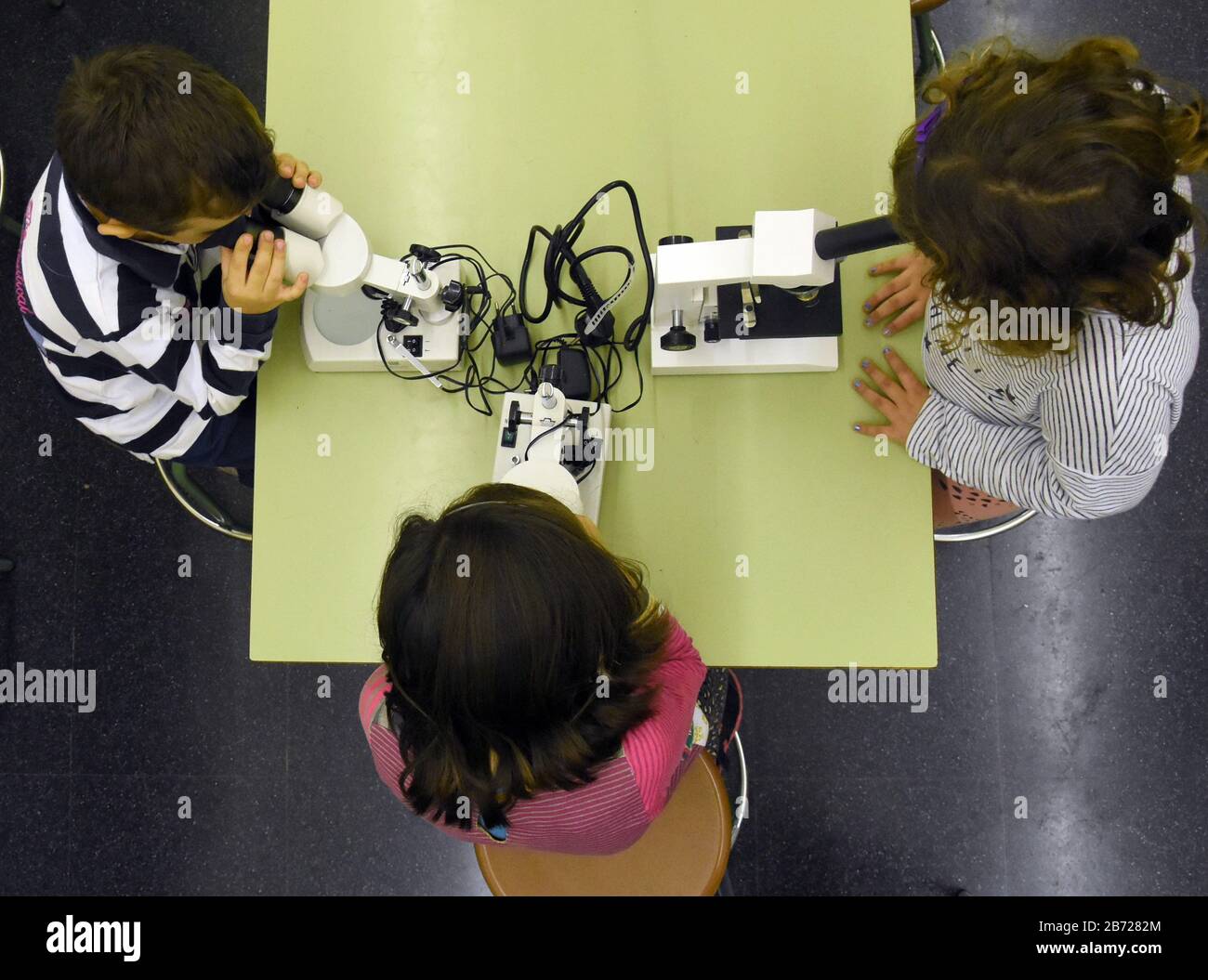 Barcellona, Spagna. 12 marzo 2020. I bambini osservano con i microscopi in una classe di scienza in una scuola a Barcellona. A Causa dello scoppio del Corona Virus COVID-19, il governo della Catalogna chiuderà le scuole e le università per 14 giorni e questo interesserà 1.5 milioni di studenti catalani di istruzione obbligatoria e circa 237,000 studenti universitari. Credit: Sopa Images Limited/Alamy Live News Foto Stock