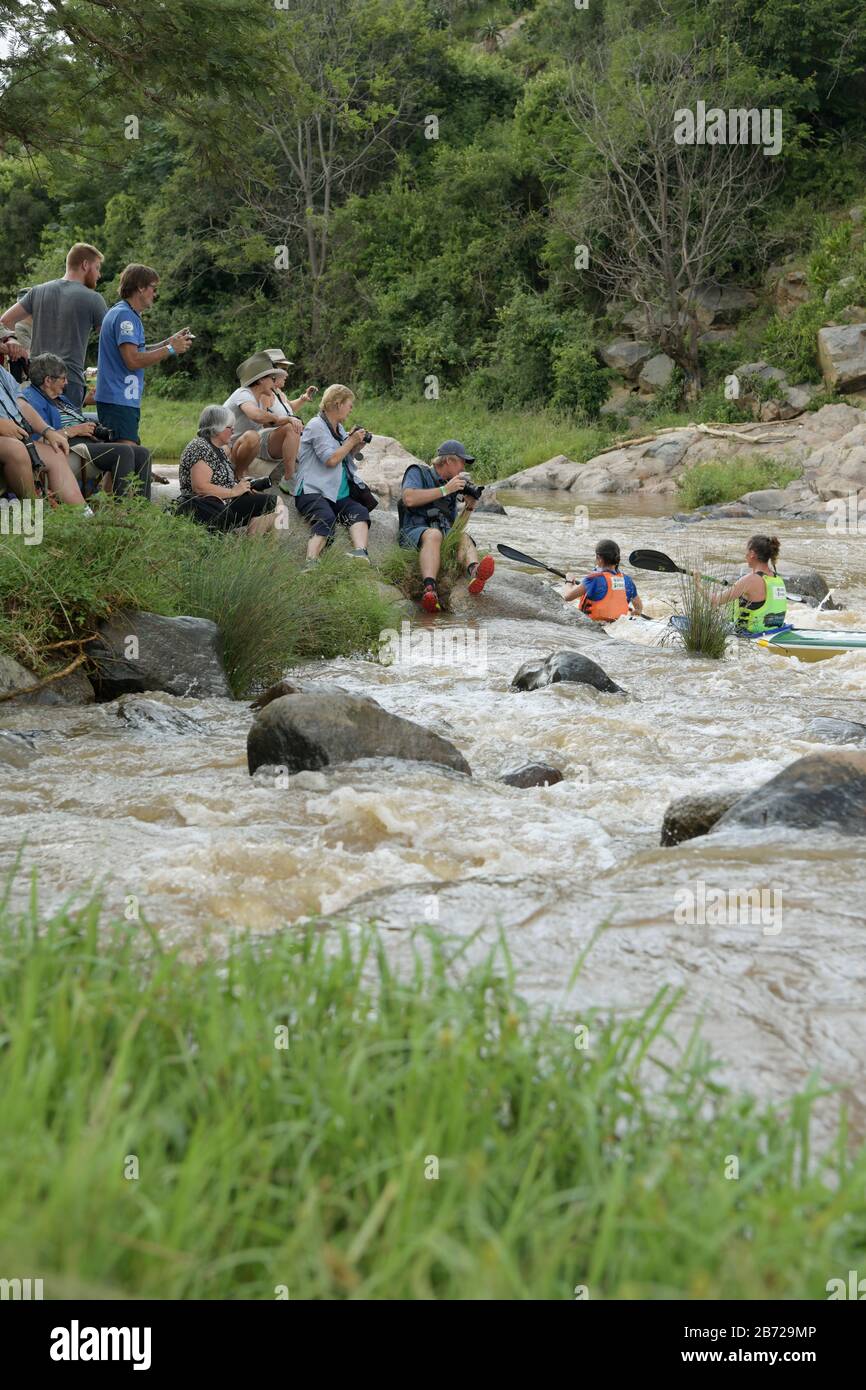 Durban, KwaZulu-Natal, Sud Africa, eventi, persone, fotografi fotografi scattare foto dei concorrenti, 2020 Duzi Canoe Marathon, Mission Rapids, macchina fotografica Foto Stock
