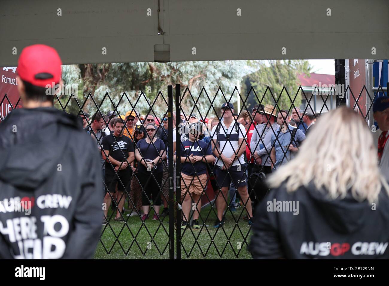 Melbourne, Australia . 13 Marzo 2020. Formula Uno, Gran Premio d'Australia, Practice Day; I Fan aspettano di essere lasciati in pista mentre aspettano notizie Credit: Action Plus Sports Images/Alamy Live News Foto Stock