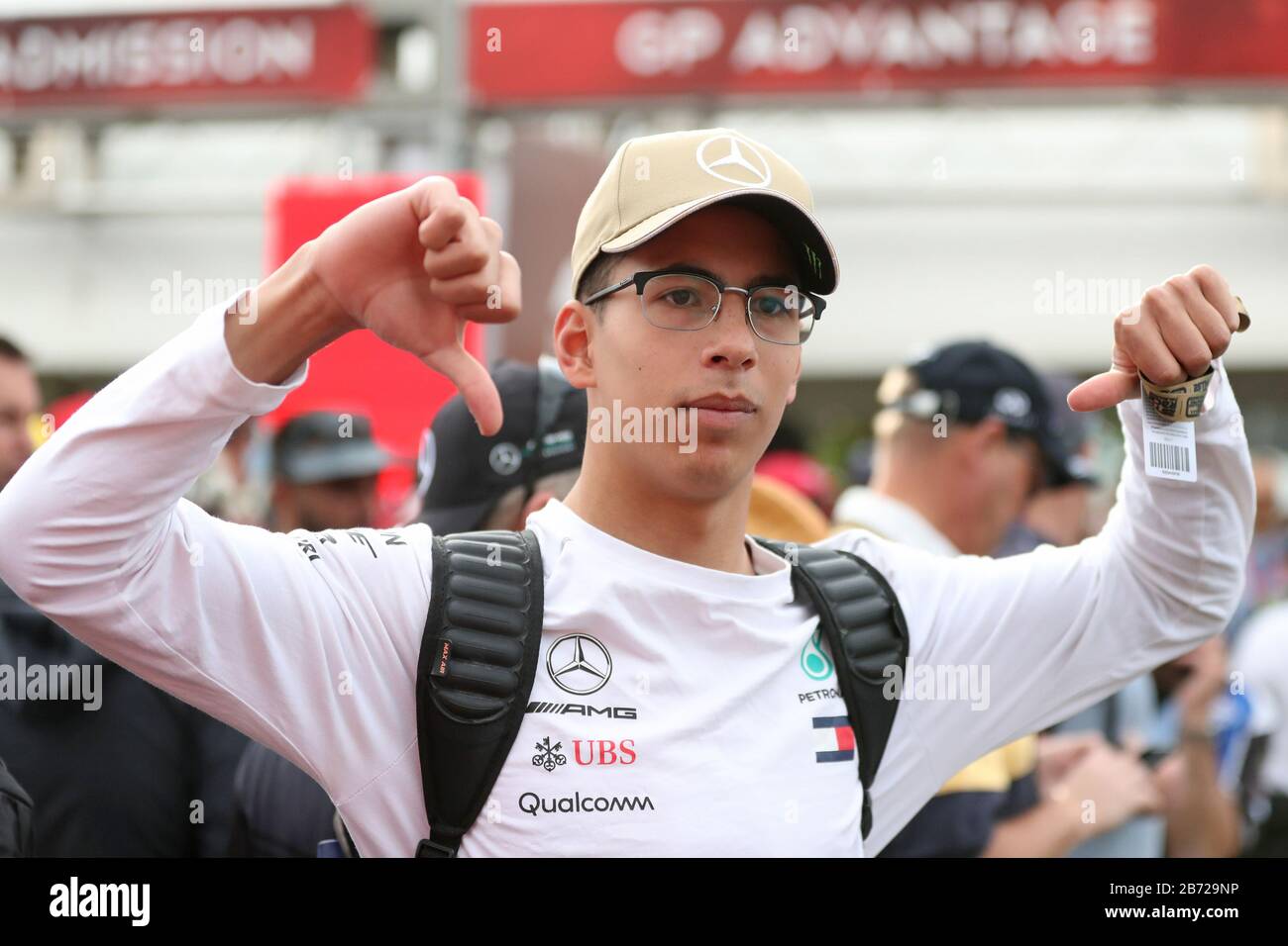 Melbourne, Australia . 13 Marzo 2020. Formula Uno, Gran Premio d'Australia, Practice Day; Fan dà il pollice giù mentre attende le notizie Credit: Action Plus Sports Images/Alamy Live News Foto Stock