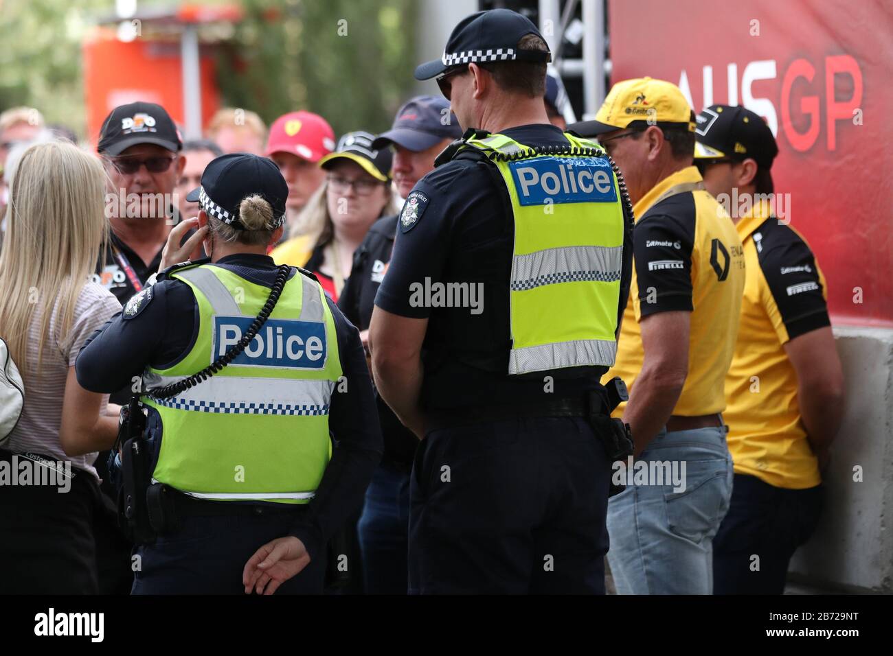 Melbourne, Australia . 13 Marzo 2020. Formula Uno, Gran Premio d'Australia, Practice Day; la polizia aspetta alle porte del circuito di Formula 1 Credit: Action Plus Sports Images/Alamy Live News Foto Stock