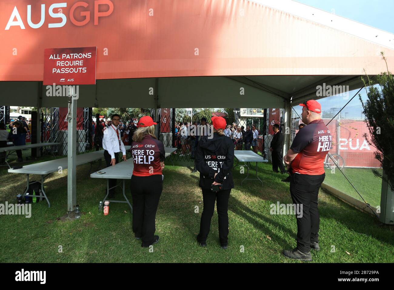 Melbourne, Australia . 13 Marzo 2020. Formula Uno, Gran Premio d'Australia, Practice Day; I Fan aspettano di essere lasciati in pista mentre aspettano notizie Credit: Action Plus Sports Images/Alamy Live News Foto Stock