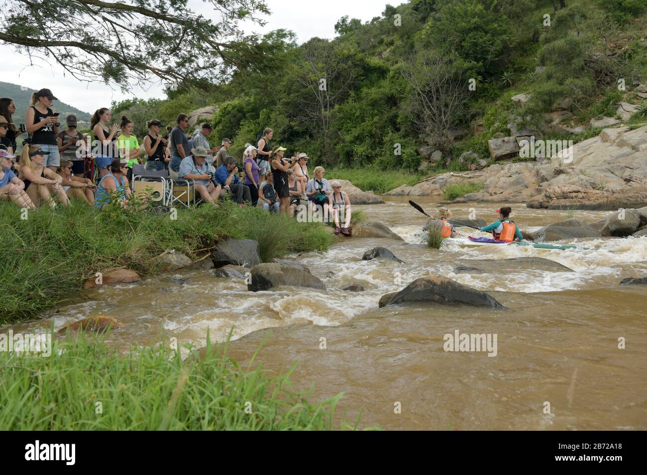 Durban, Sud Africa, eventi, gruppo di persone che guardano gara di canoa, 2020 Duzi Canoe Marathon, Mission Rapids, sport, canoa, kayak Foto Stock