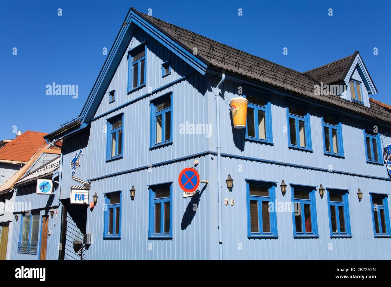 Blue Wooden Building, Tromso City, Troms County, Norvegia, Scandinavia Foto Stock