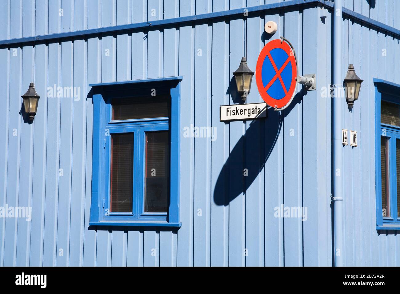 Blue Wooden Building, Tromso City, Troms County, Norvegia, Scandinavia Foto Stock