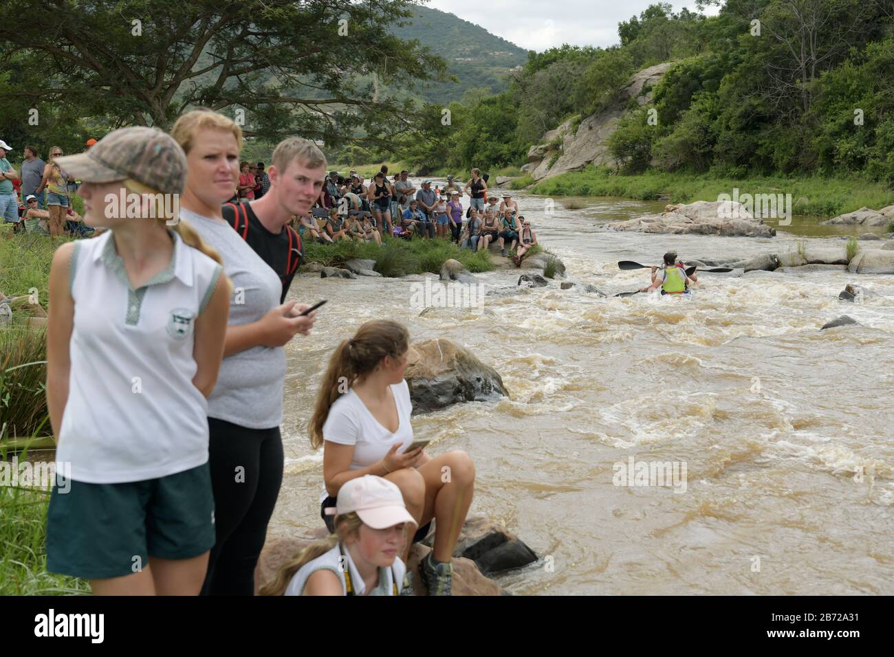 Durban, Sudafrica, gruppi, persone che guardano al concorso di canoa, 2020 Duzi Canoe Marathon, Mission Rapids, kayak, eventi, sport Foto Stock