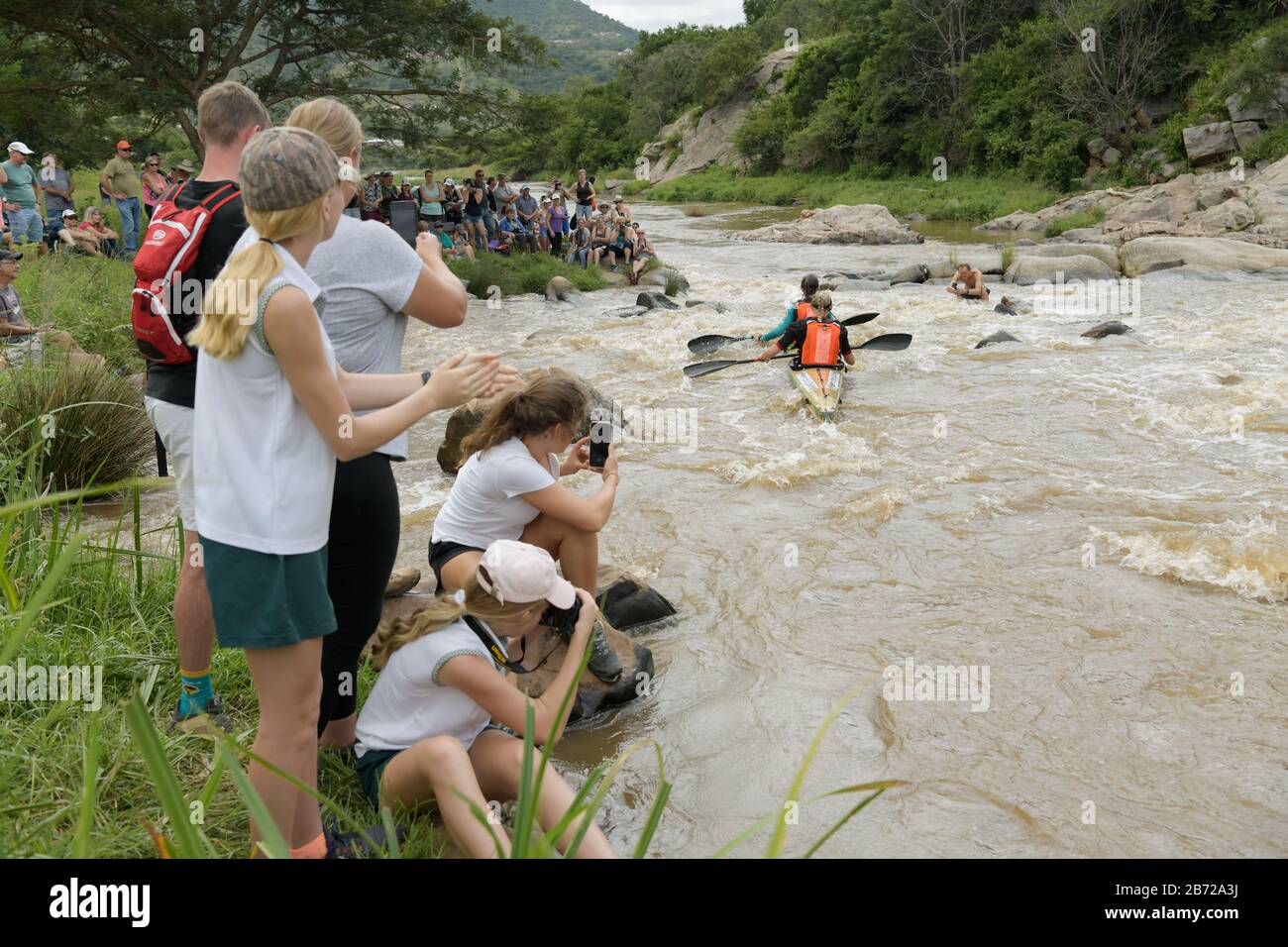 Durban, Sud Africa, persone che guardano i concorrenti nel 2020 Duzi Canoe Marathon, eventi, Mission Rapids, sport, canoa, kayak, spettatori Foto Stock