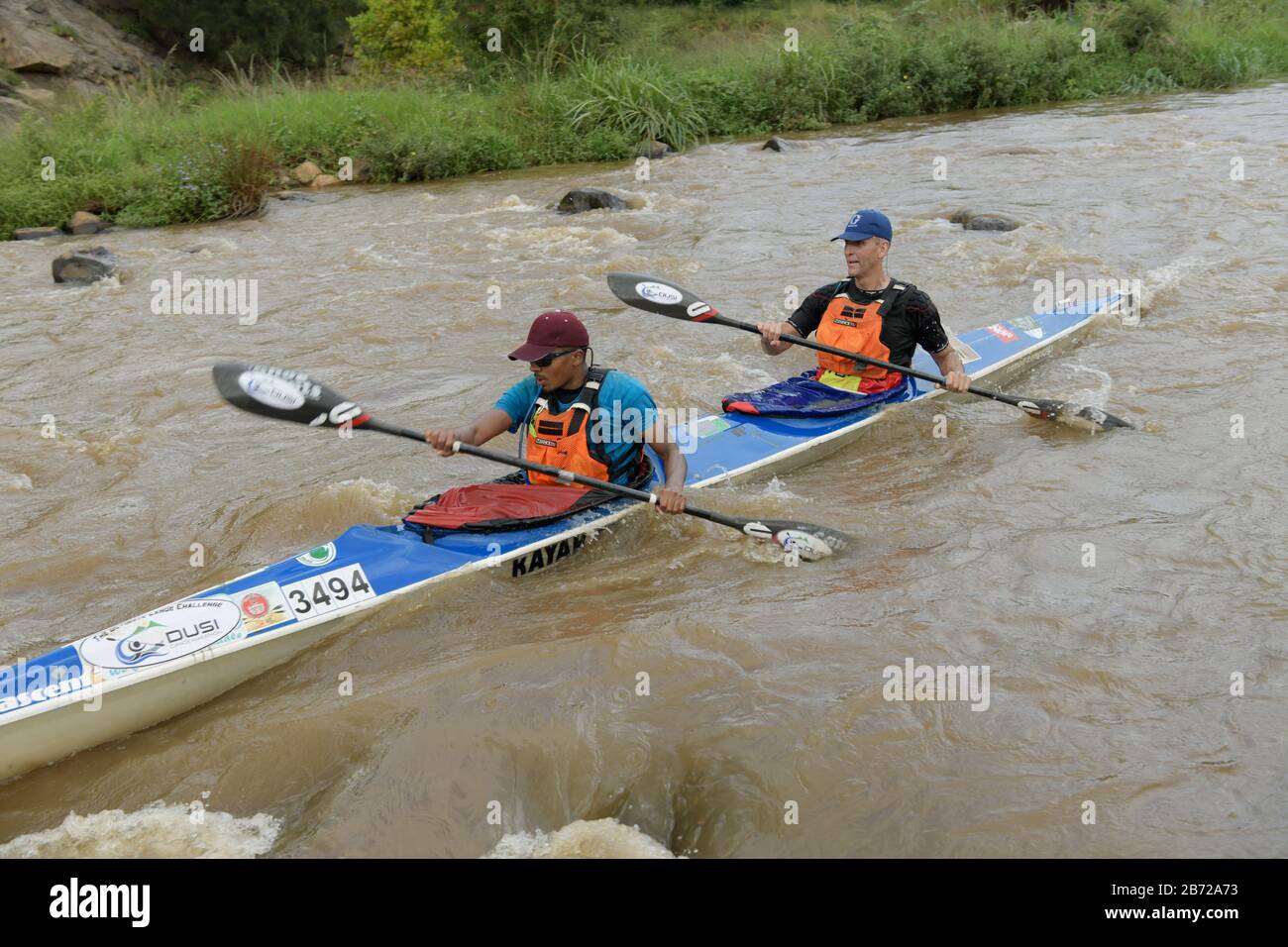 Durban, Sudafrica, persone, uomini, 2 atleti adulti attivi pedalare in barca, 2020 Duzi Canoe Marathon, contiene loghi, movimento, eventi Foto Stock