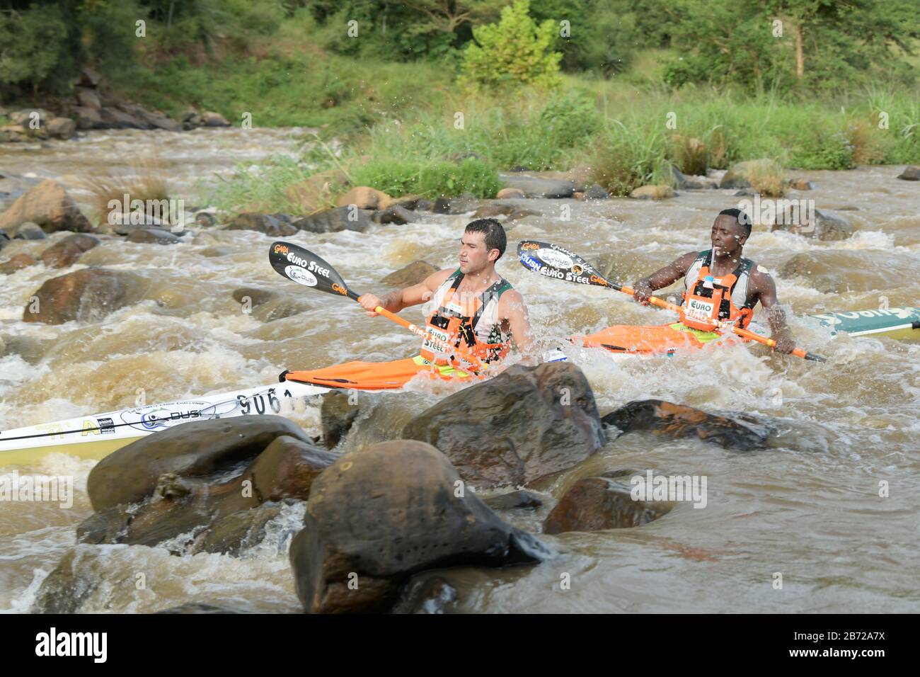Durban, Sud Africa, persone, 2 uomini adulti pagaiano in gara in barca, 2020 Duzi Canoe Marathon, contiene loghi, sport, azione, movimento, concorrenti Foto Stock