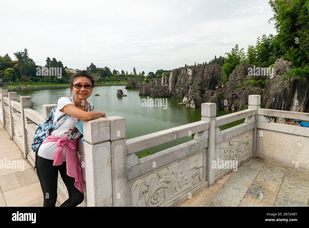 Lago all'ingresso della foresta di pietra di Shilin a Kunming, Yunnan, Cina. La meraviglia geologica della Cina e il sito patrimonio mondiale dell'UNESCO. Foto Stock