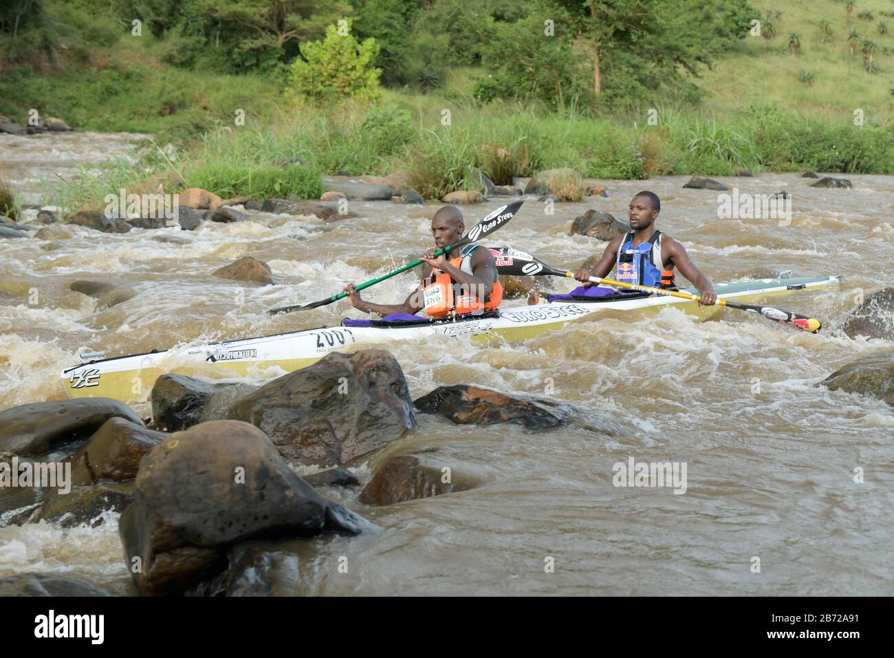 Durban, Sud Africa, persone, eventi, 2 atleti adulti di sesso maschile in gara in barca, 2020 Duzi Canoe Marathon, contiene loghi, azione, movimento, fitness Foto Stock