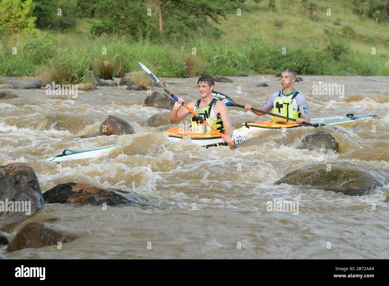 Sport, persone, Durban, Sudafrica, concorso, 2020 Duzi Canoe Marathon, concorrenti, Mission Rapids, evento, canoa, paddle, azione, movimento Foto Stock