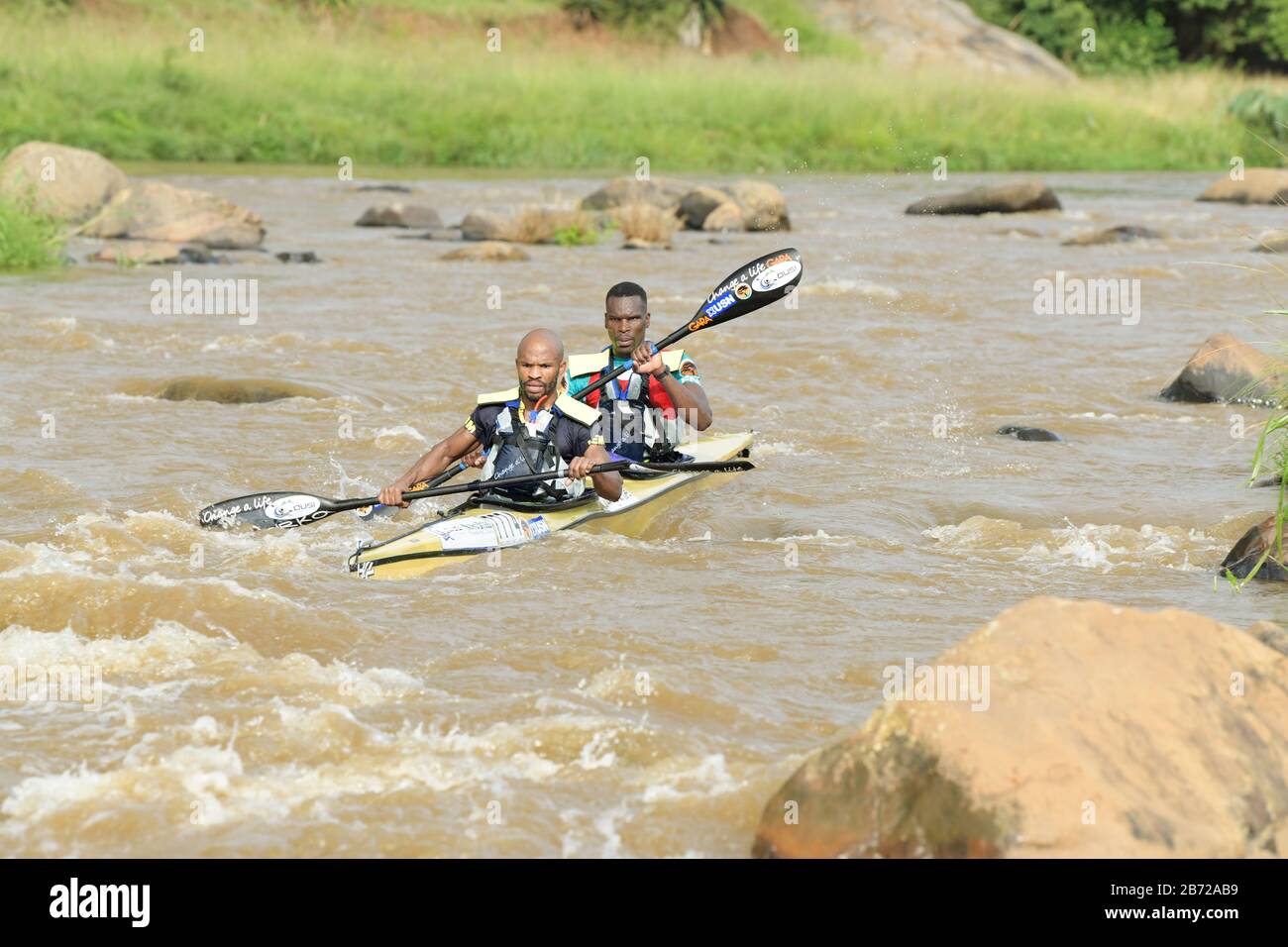 Durban, Sud Africa, persone, azione, 2 adulti pagaioli maschi in gara di canoa, 2020 Duzi Canoe Marathon, contiene loghi, moto, eventi, competizione Foto Stock