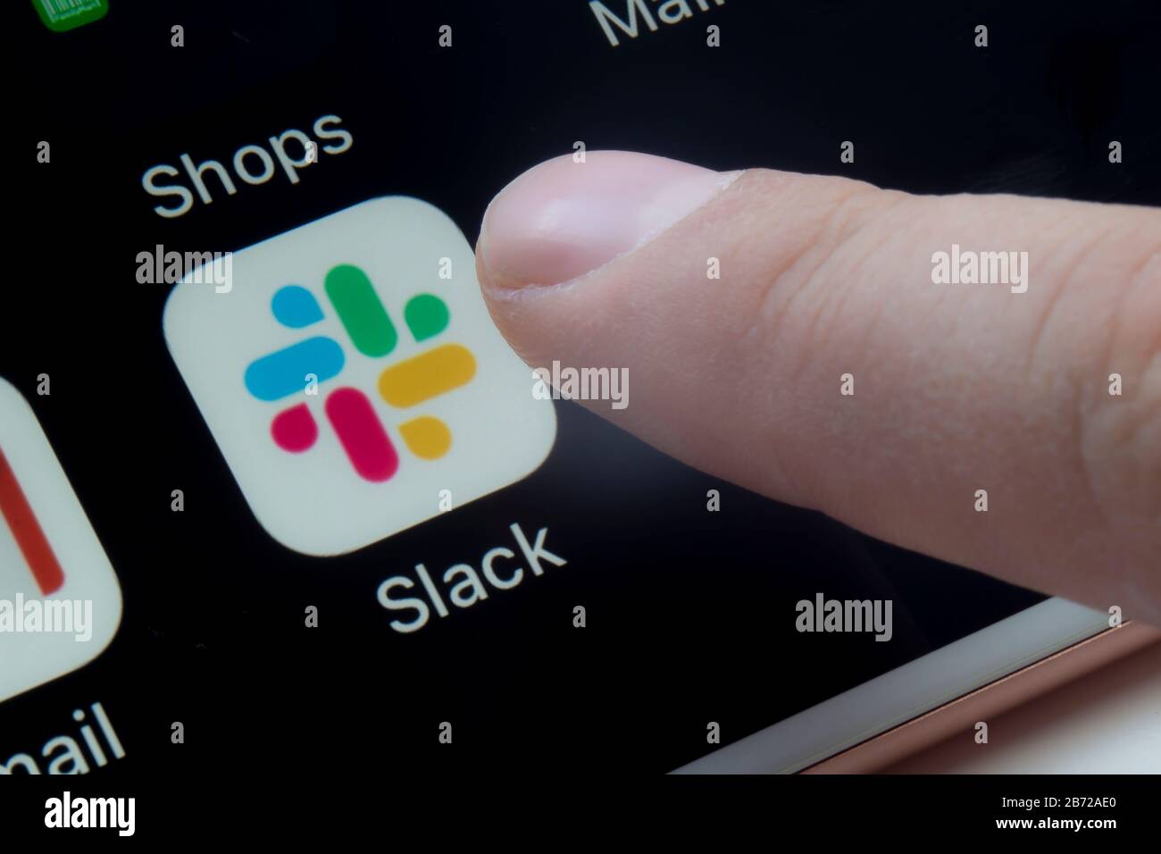 Calgary, Alberta, Canada. 12 marzo 2020.una persona che sta per utilizzare L'app Slack, una piattaforma di messaggistica istantanea proprietaria Foto Stock