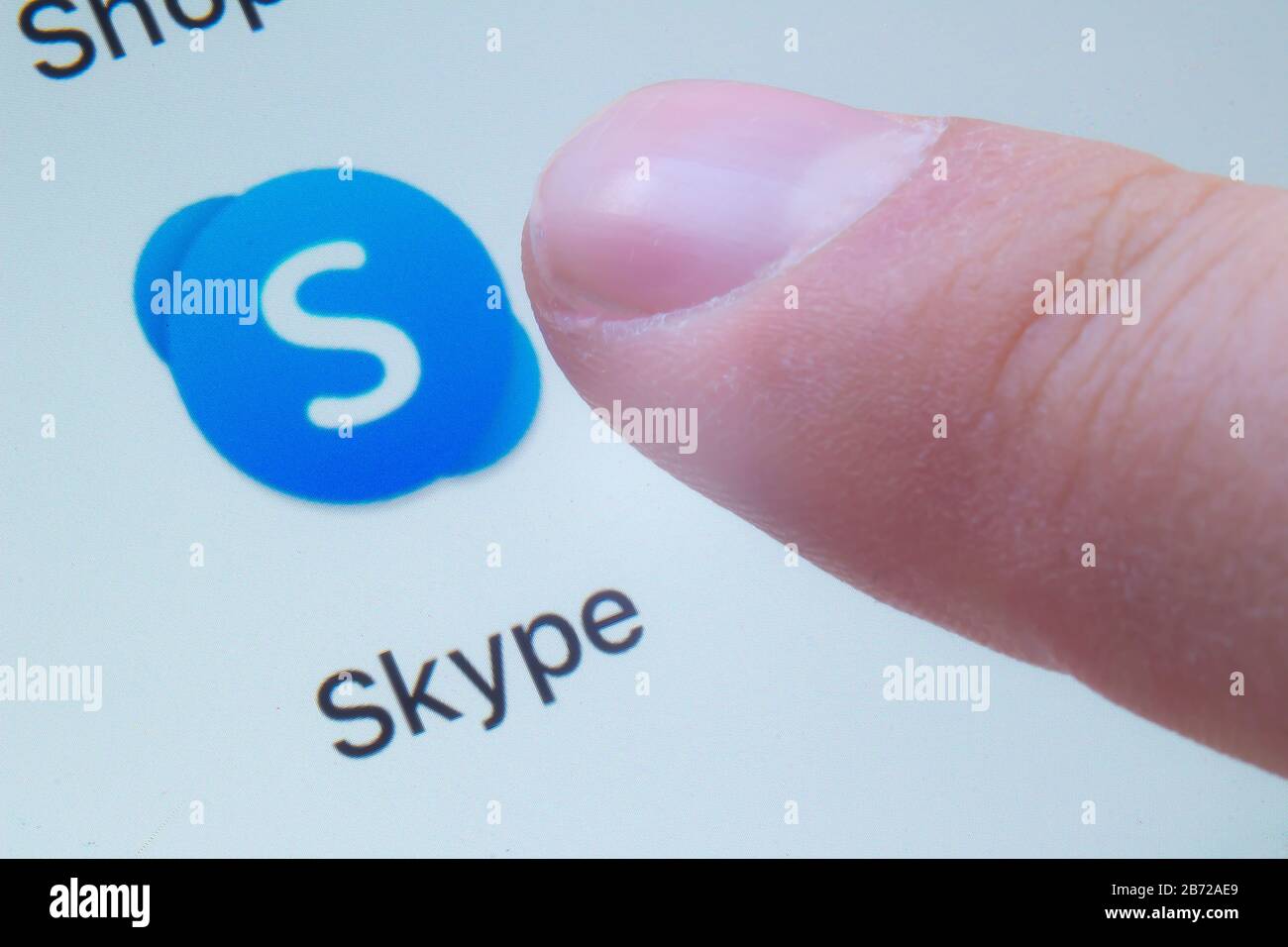 Calgary, Alberta, Canada. 12 Marzo 2020. Una persona che sta per usare Skype, un'applicazione per le telecomunicazioni specializzata nella fornitura di canali video Foto Stock