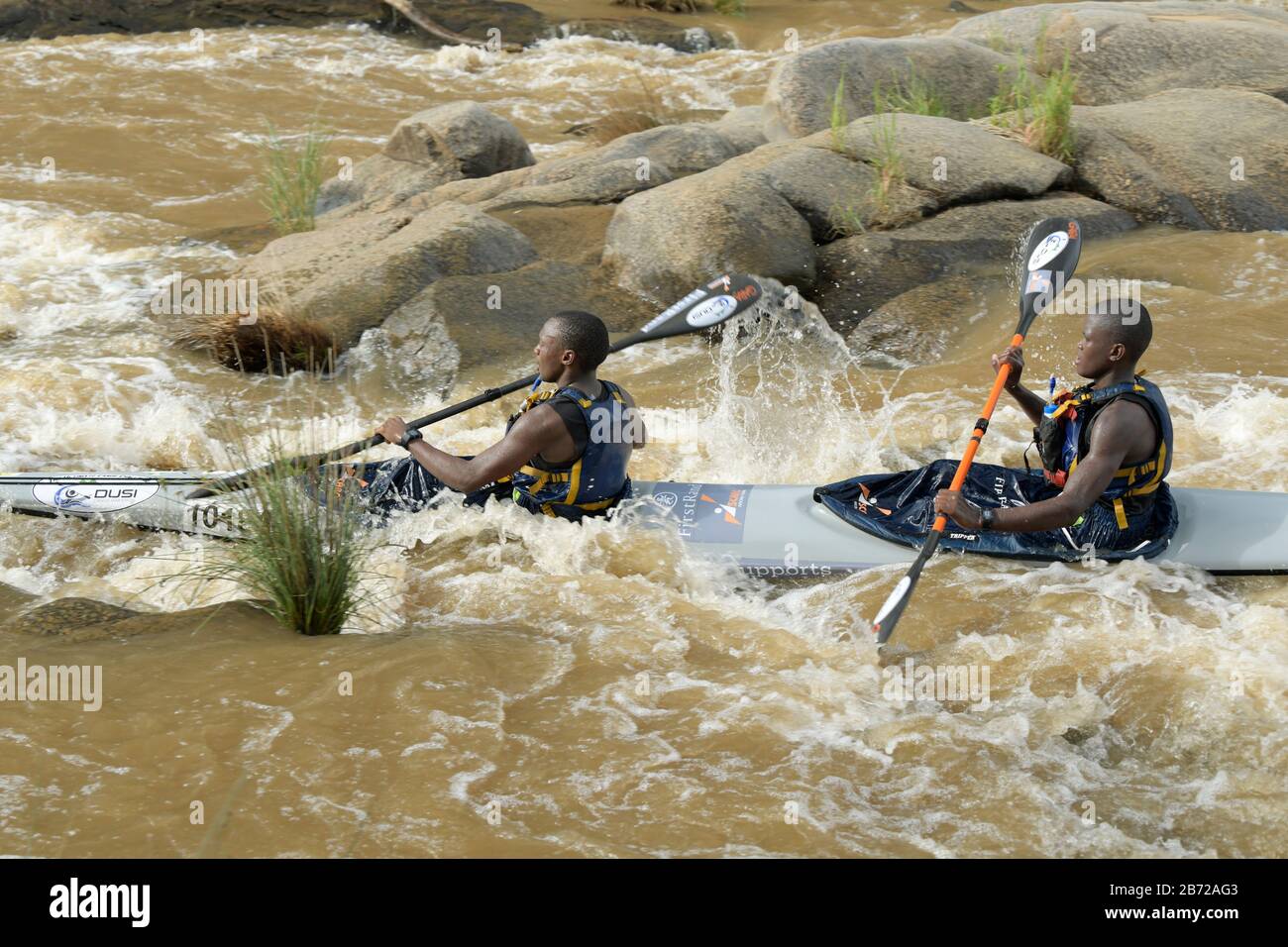 Durban, Sud Africa, persone, azione, 2 uomini adulti FIT canoa, 2020 Duzi Canoe Marathon, contiene loghi, fitness, competizione, evento, sport, etnico Foto Stock