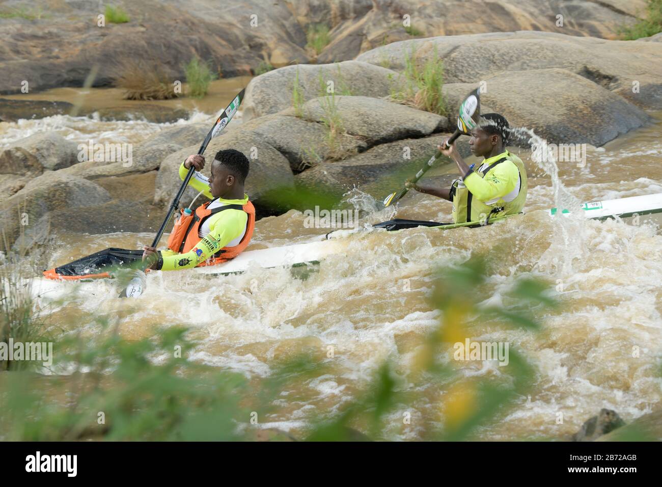Durban, Sudafrica, persone, azione, 2 giovani adulti in barca a pagaia, 2020 Duzi Canoe Marathon, sport, contiene loghi, etnico, atleti, movimento sfocato Foto Stock