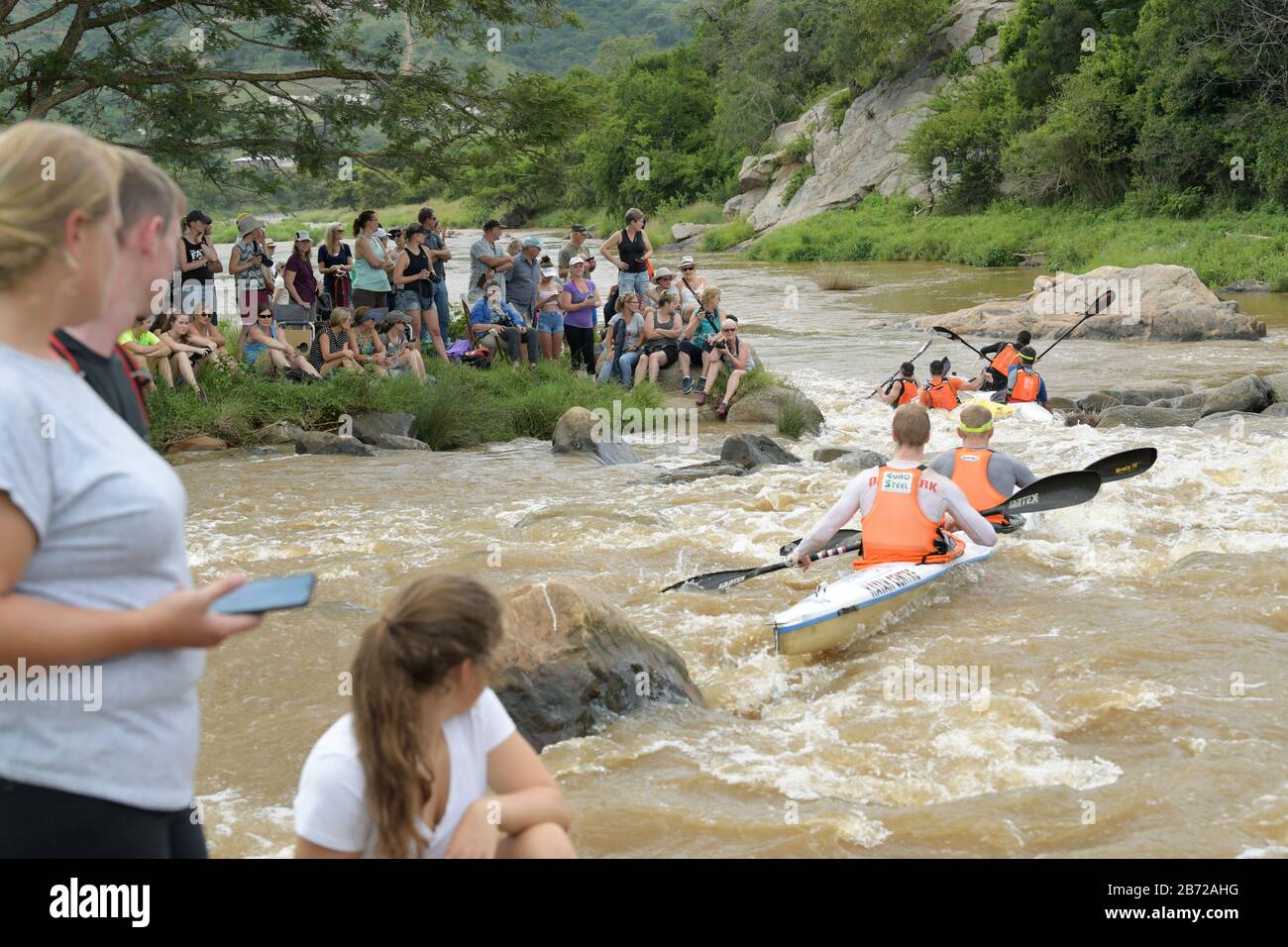 Durban, Sud Africa, persone, spettatori che guardano i concorrenti canoe pagaiare, 2020 Duzi Canoe Marathon, Mission Rapids, contiene loghi, sport Foto Stock